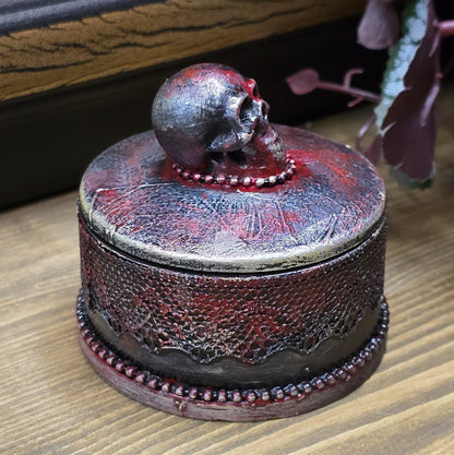 Das Bild zeigt eine gandgemachte Schmuckdose mit Totenkopf, Punk Stil, Rockabilly, Totenkopfliebe, Gothic Style

Ein Hauch von Dunkelheit und Rebellion erwartet dich mit dieser einzigartigen handgemachten Schmuckdose im unverwechselbaren Punk-Gothic-Stil. 
