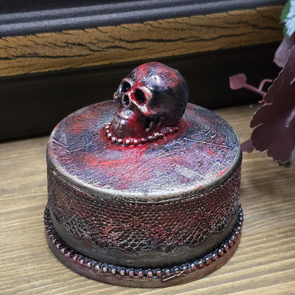 Das Bild zeigt eine gandgemachte Schmuckdose mit Totenkopf, Punk Stil, Rockabilly, Totenkopfliebe, Gothic Style

Ein Hauch von Dunkelheit und Rebellion erwartet dich mit dieser einzigartigen handgemachten Schmuckdose im unverwechselbaren Punk-Gothic-Stil. 