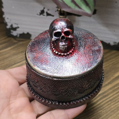 Das Bild zeigt eine gandgemachte Schmuckdose mit Totenkopf, Punk Stil, Rockabilly, Totenkopfliebe, Gothic Style

Ein Hauch von Dunkelheit und Rebellion erwartet dich mit dieser einzigartigen handgemachten Schmuckdose im unverwechselbaren Punk-Gothic-Stil. 