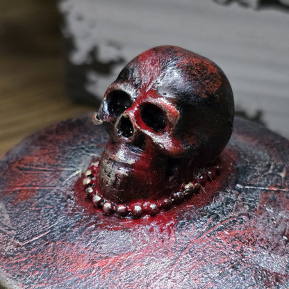 Das Bild zeigt eine gandgemachte Schmuckdose mit Totenkopf, Punk Stil, Rockabilly, Totenkopfliebe, Gothic Style

Ein Hauch von Dunkelheit und Rebellion erwartet dich mit dieser einzigartigen handgemachten Schmuckdose im unverwechselbaren Punk-Gothic-Stil. 
