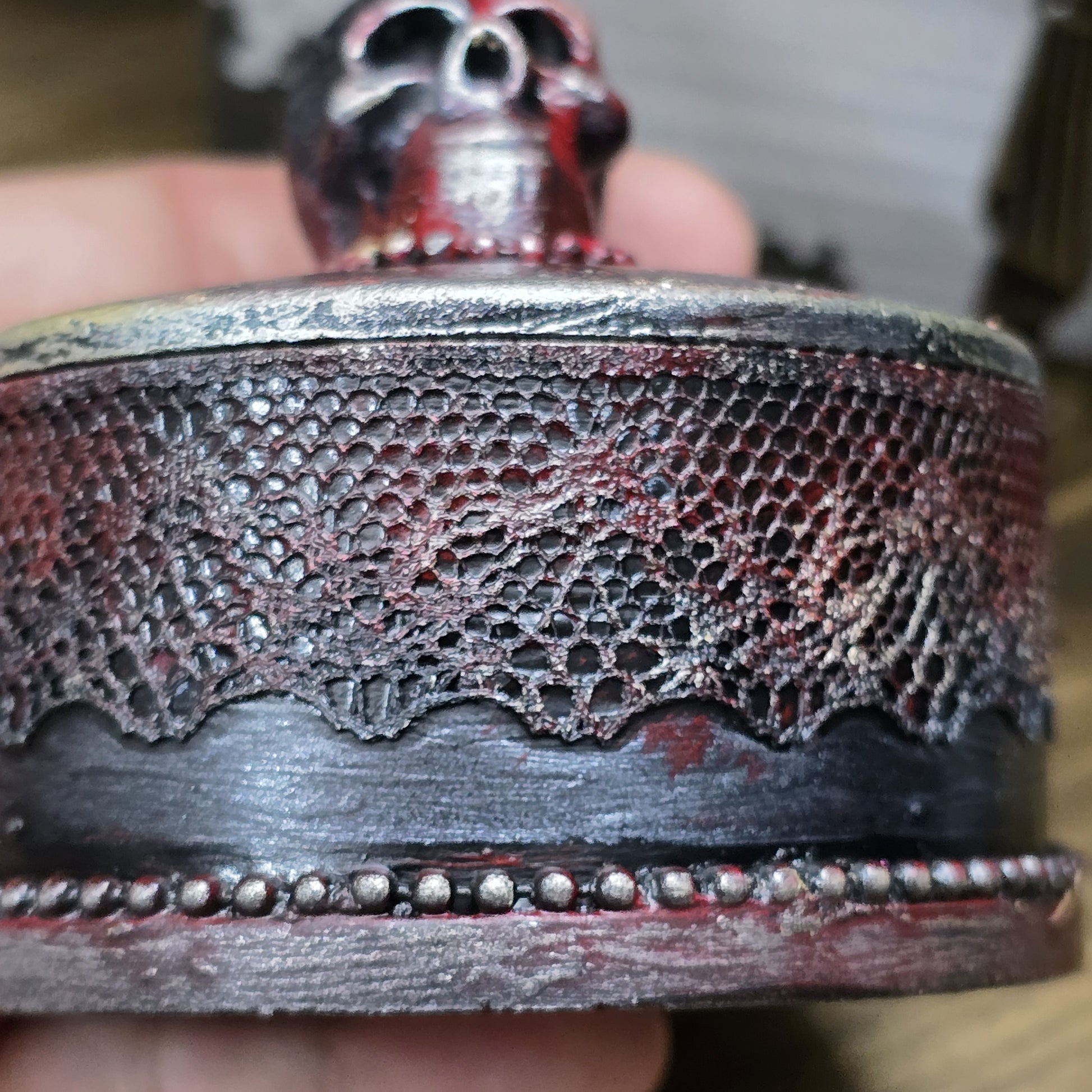Das Bild zeigt eine gandgemachte Schmuckdose mit Totenkopf, Punk Stil, Rockabilly, Totenkopfliebe, Gothic Style

Ein Hauch von Dunkelheit und Rebellion erwartet dich mit dieser einzigartigen handgemachten Schmuckdose im unverwechselbaren Punk-Gothic-Stil. 