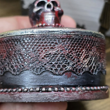Das Bild zeigt eine gandgemachte Schmuckdose mit Totenkopf, Punk Stil, Rockabilly, Totenkopfliebe, Gothic Style

Ein Hauch von Dunkelheit und Rebellion erwartet dich mit dieser einzigartigen handgemachten Schmuckdose im unverwechselbaren Punk-Gothic-Stil. 