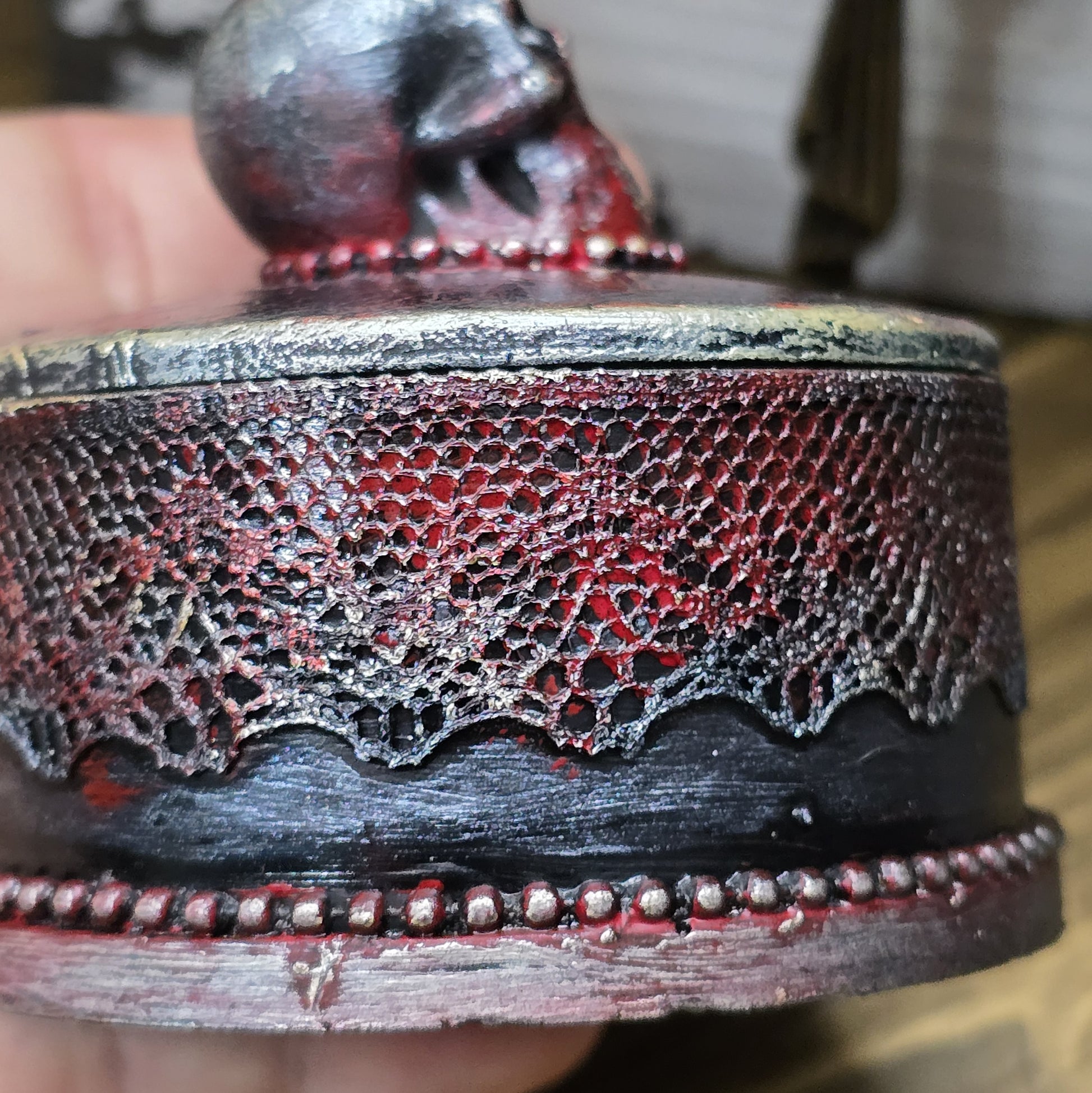 Das Bild zeigt eine gandgemachte Schmuckdose mit Totenkopf, Punk Stil, Rockabilly, Totenkopfliebe, Gothic Style

Ein Hauch von Dunkelheit und Rebellion erwartet dich mit dieser einzigartigen handgemachten Schmuckdose im unverwechselbaren Punk-Gothic-Stil. 