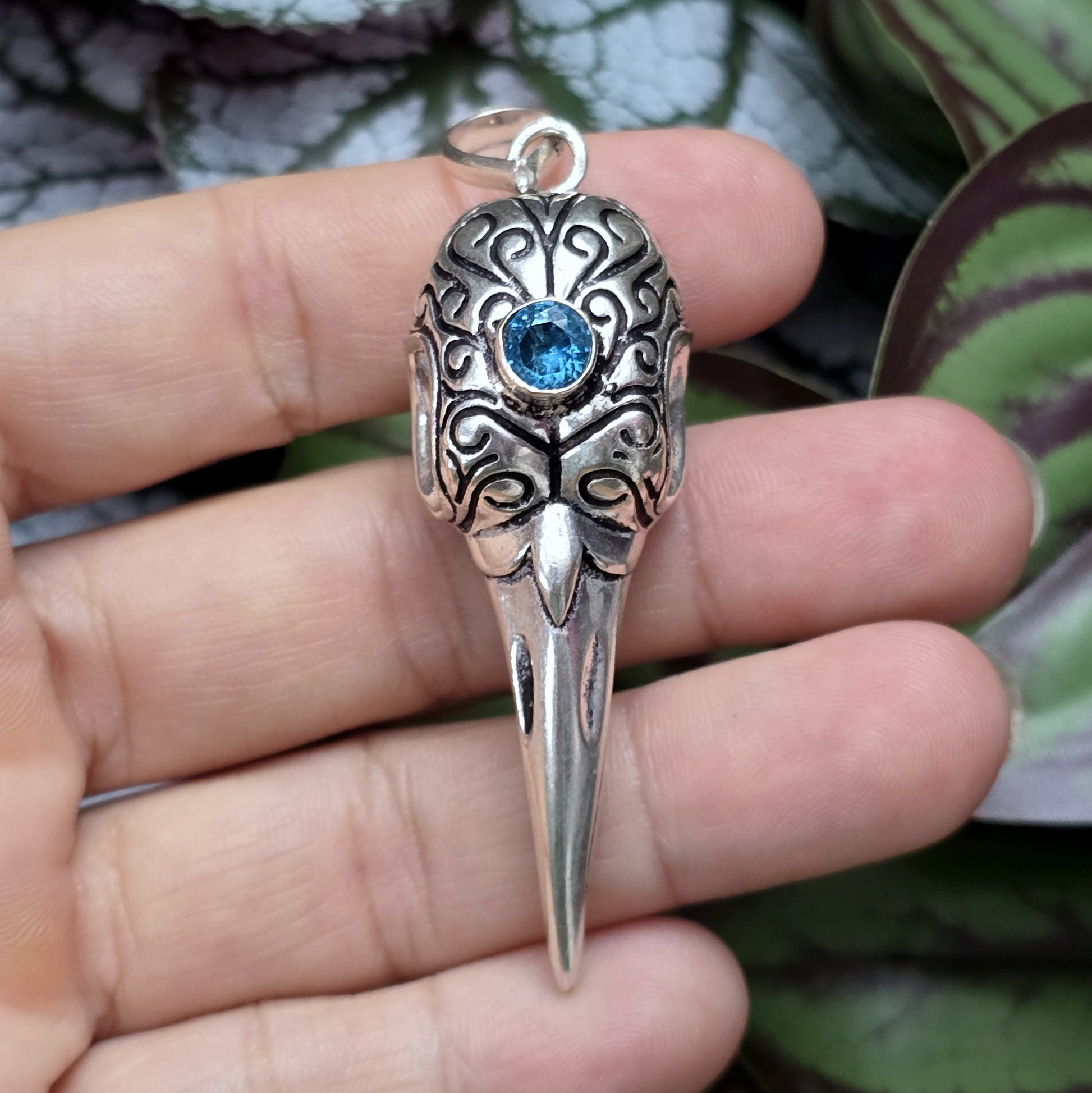 Mystischer Rabenschädel-Anhänger aus .925 Sterling Silber mit Aquamarin – Gothic Schmuck, Biker, Rockabilly, Kitsch