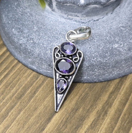 Kettenanhänger aus .925 Sterling Silber mit Amethysten, gestaltet im Ethno-Stil in Form einer Pfeilspitze.