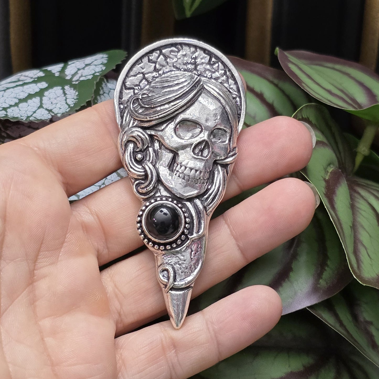 .925 Sterling Silber Anhänger Santa Muerta mit rundem, schwarzem Onyx, Kettenanhänger, Bikerschmuck, Damen & Herren