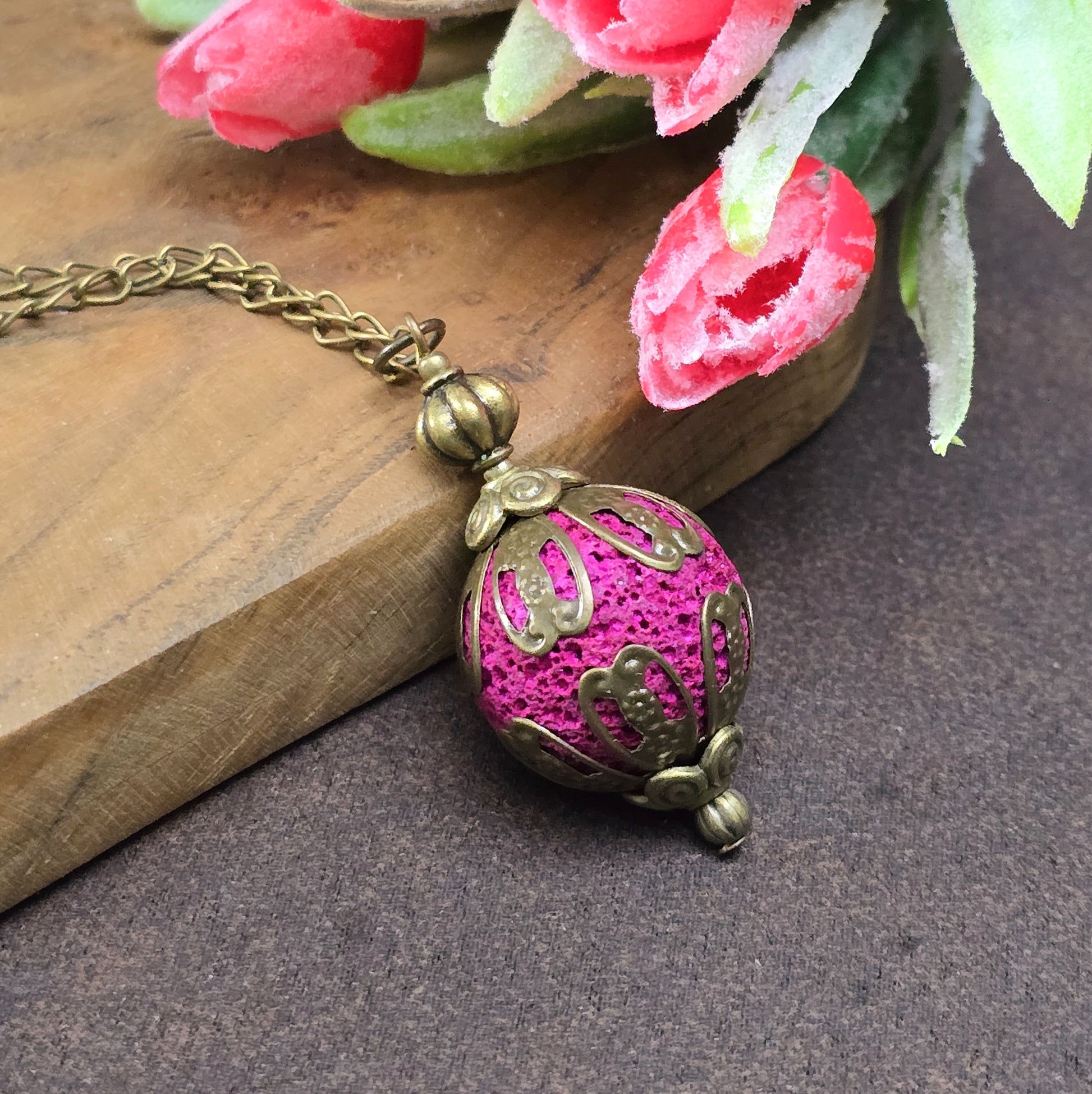Anhängerkette mit großer, pinker Lavakugel im Shabby-Chic Design