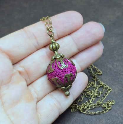 Anhängerkette mit großer, pinker Lavakugel im Shabby-Chic Design