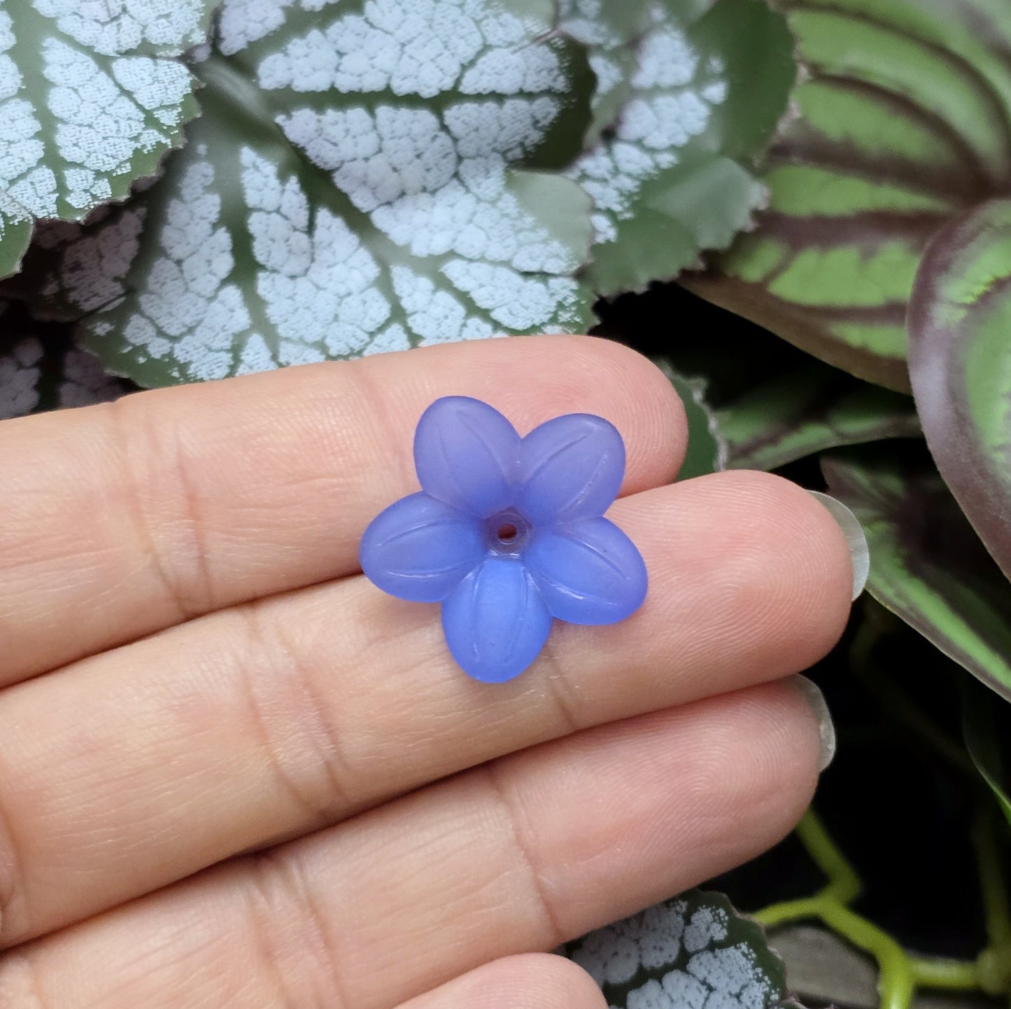 Ein Set aus 30 dekorativen Blumenperlen aus Acryl im bunten Farbmix. Die Perlen sind 2,2 cm groß und mit 5 stilisierten Blütenblättern gestaltet. Dank des zentralen Lochs lassen sich die Perlen mühelos auffädeln und vielseitig verwenden.