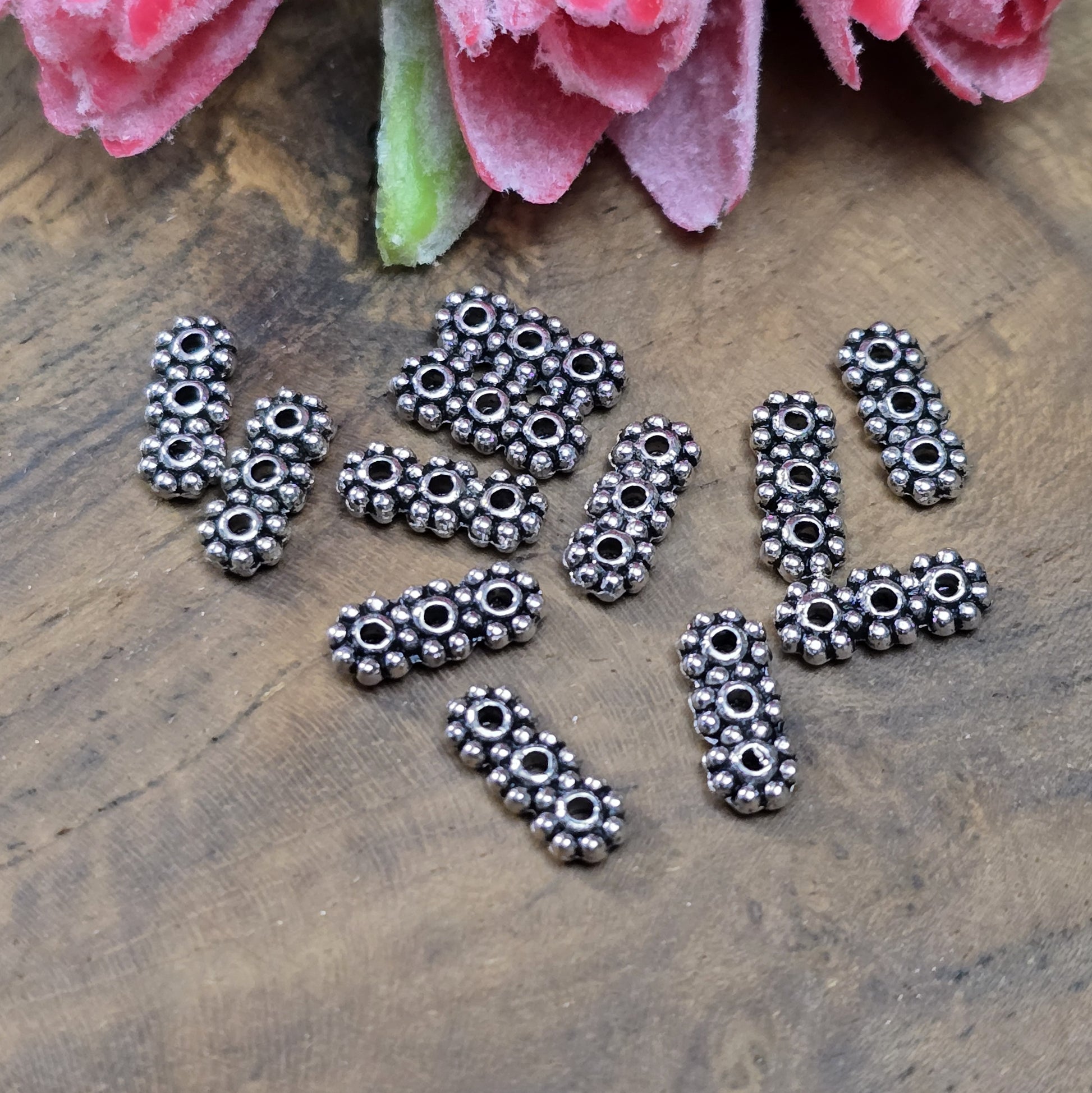20 Stück 3-Loch-Spacer – Antiksilberfarben, Multistrang-Abstandhalter in Blumenform

Diese eleganten Trennstege sind ideal für die Gestaltung von Armbändern, Kropfbändern und anderen Schmuckstücken mit 3 Strängen. Sie halten die einzelnen Stränge sauber voneinander getrennt und verhindern ein Verheddern oder Verrutschen.