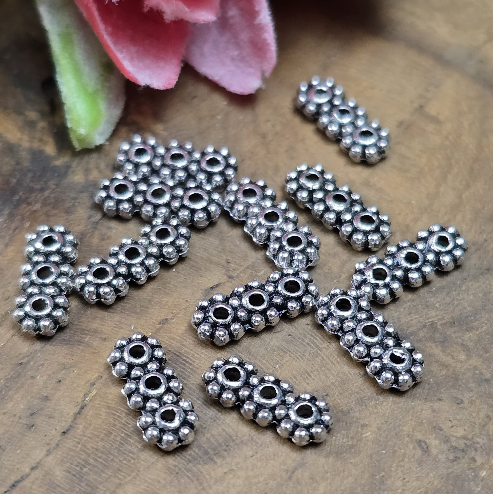 20 Stück 3-Loch-Spacer – Antiksilberfarben, Multistrang-Abstandhalter in Blumenform

Diese eleganten Trennstege sind ideal für die Gestaltung von Armbändern, Kropfbändern und anderen Schmuckstücken mit 3 Strängen. Sie halten die einzelnen Stränge sauber voneinander getrennt und verhindern ein Verheddern oder Verrutschen.
