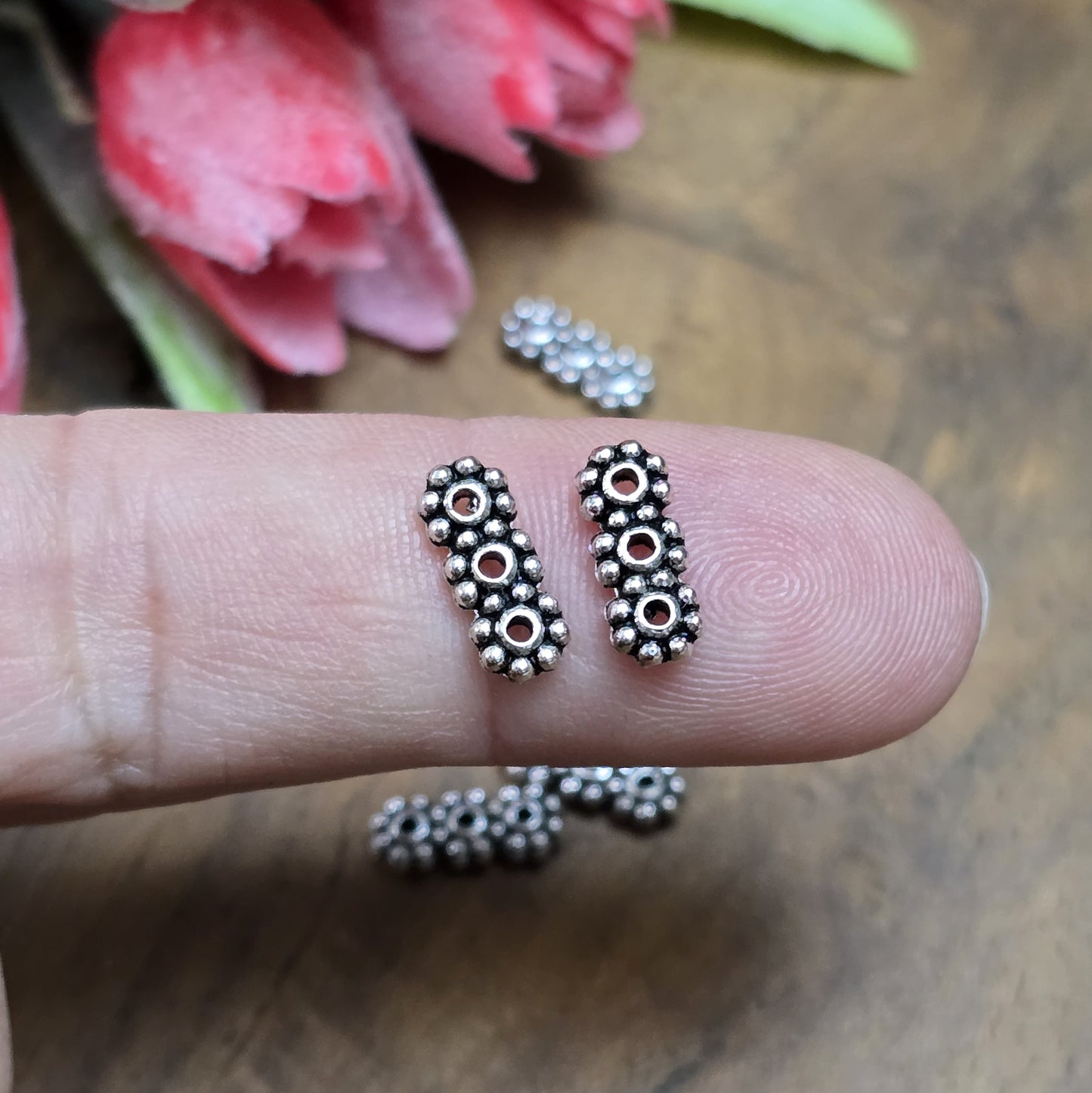 20 Stück 3-Loch-Spacer – Antiksilberfarben, Multistrang-Abstandhalter in Blumenform

Diese eleganten Trennstege sind ideal für die Gestaltung von Armbändern, Kropfbändern und anderen Schmuckstücken mit 3 Strängen. Sie halten die einzelnen Stränge sauber voneinander getrennt und verhindern ein Verheddern oder Verrutschen.