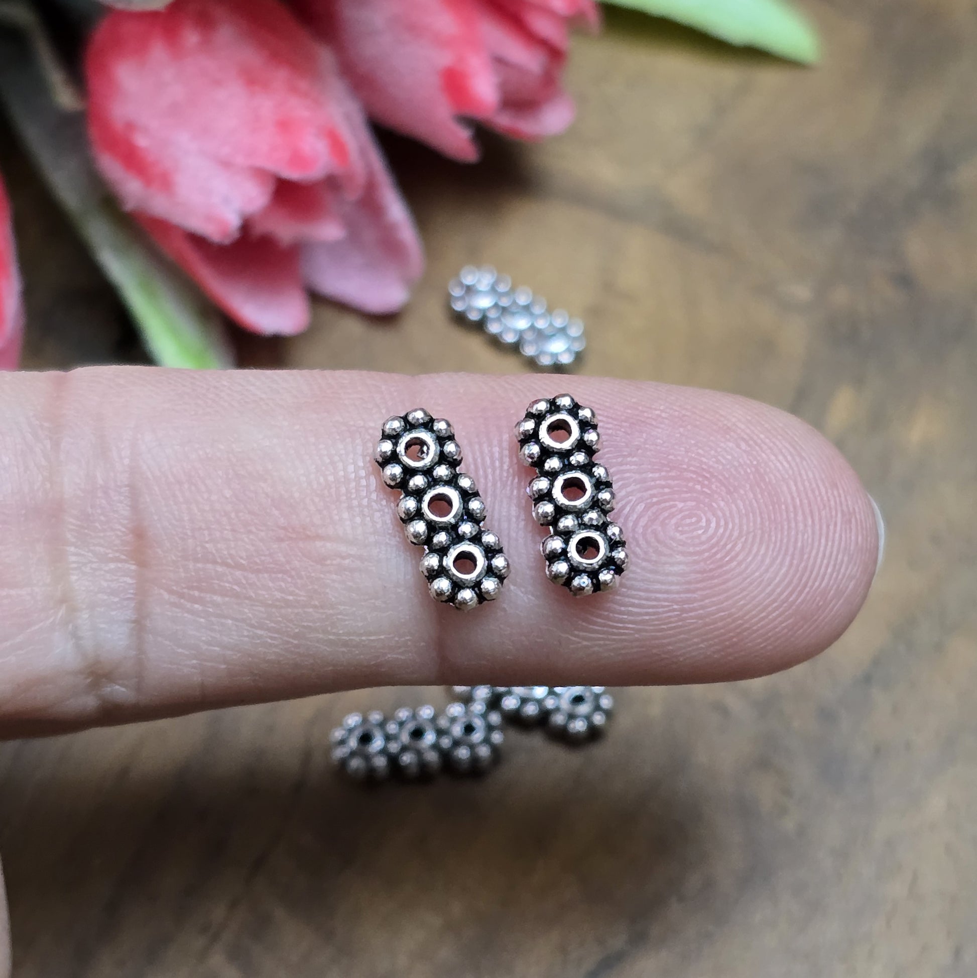 20 Stück 3-Loch-Spacer – Antiksilberfarben, Multistrang-Abstandhalter in Blumenform

Diese eleganten Trennstege sind ideal für die Gestaltung von Armbändern, Kropfbändern und anderen Schmuckstücken mit 3 Strängen. Sie halten die einzelnen Stränge sauber voneinander getrennt und verhindern ein Verheddern oder Verrutschen.