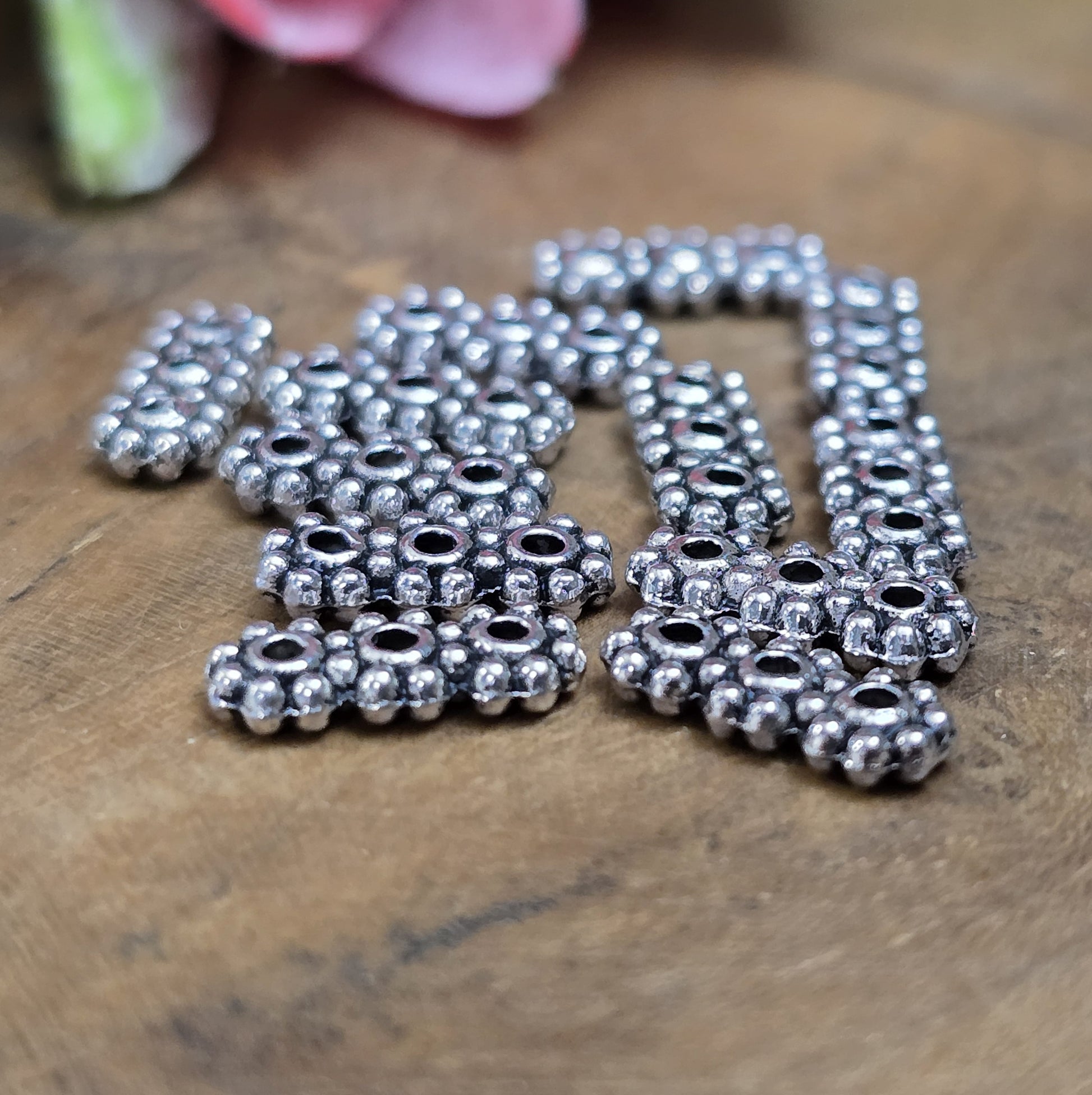 20 Stück 3-Loch-Spacer – Antiksilberfarben, Multistrang-Abstandhalter in Blumenform

Diese eleganten Trennstege sind ideal für die Gestaltung von Armbändern, Kropfbändern und anderen Schmuckstücken mit 3 Strängen. Sie halten die einzelnen Stränge sauber voneinander getrennt und verhindern ein Verheddern oder Verrutschen.