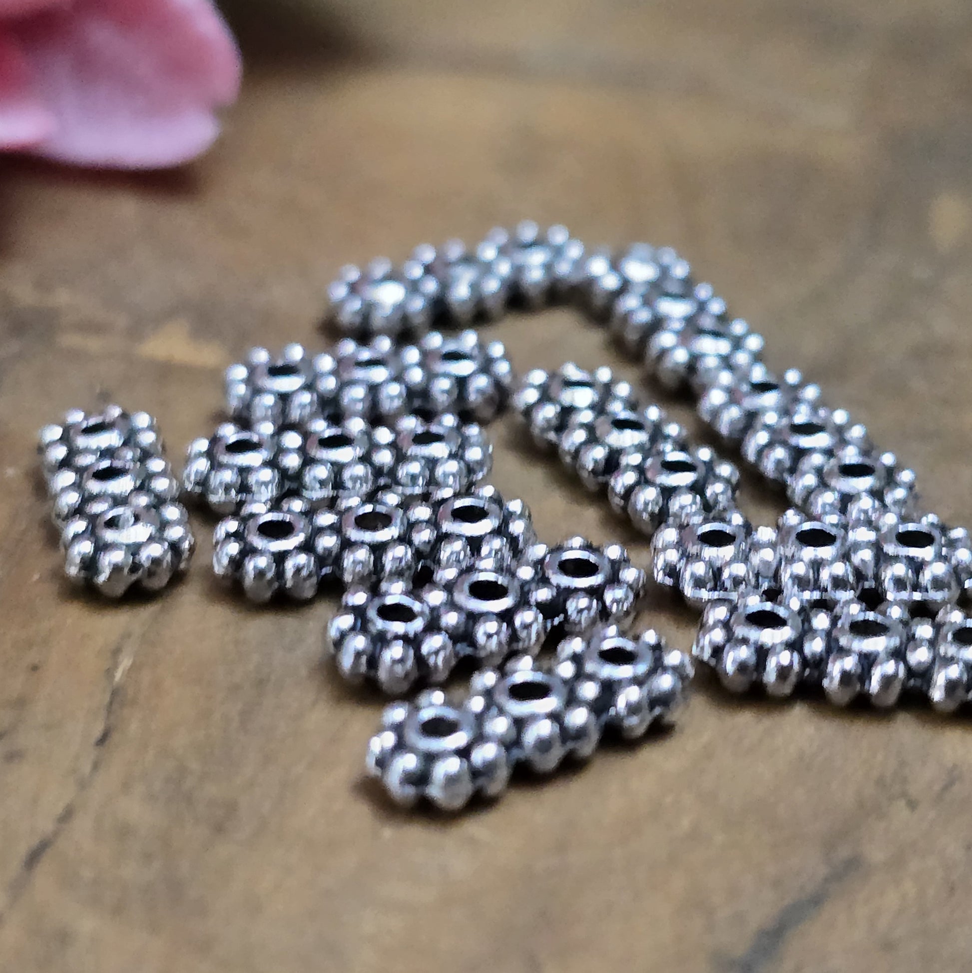 20 Stück 3-Loch-Spacer – Antiksilberfarben, Multistrang-Abstandhalter in Blumenform

Diese eleganten Trennstege sind ideal für die Gestaltung von Armbändern, Kropfbändern und anderen Schmuckstücken mit 3 Strängen. Sie halten die einzelnen Stränge sauber voneinander getrennt und verhindern ein Verheddern oder Verrutschen.