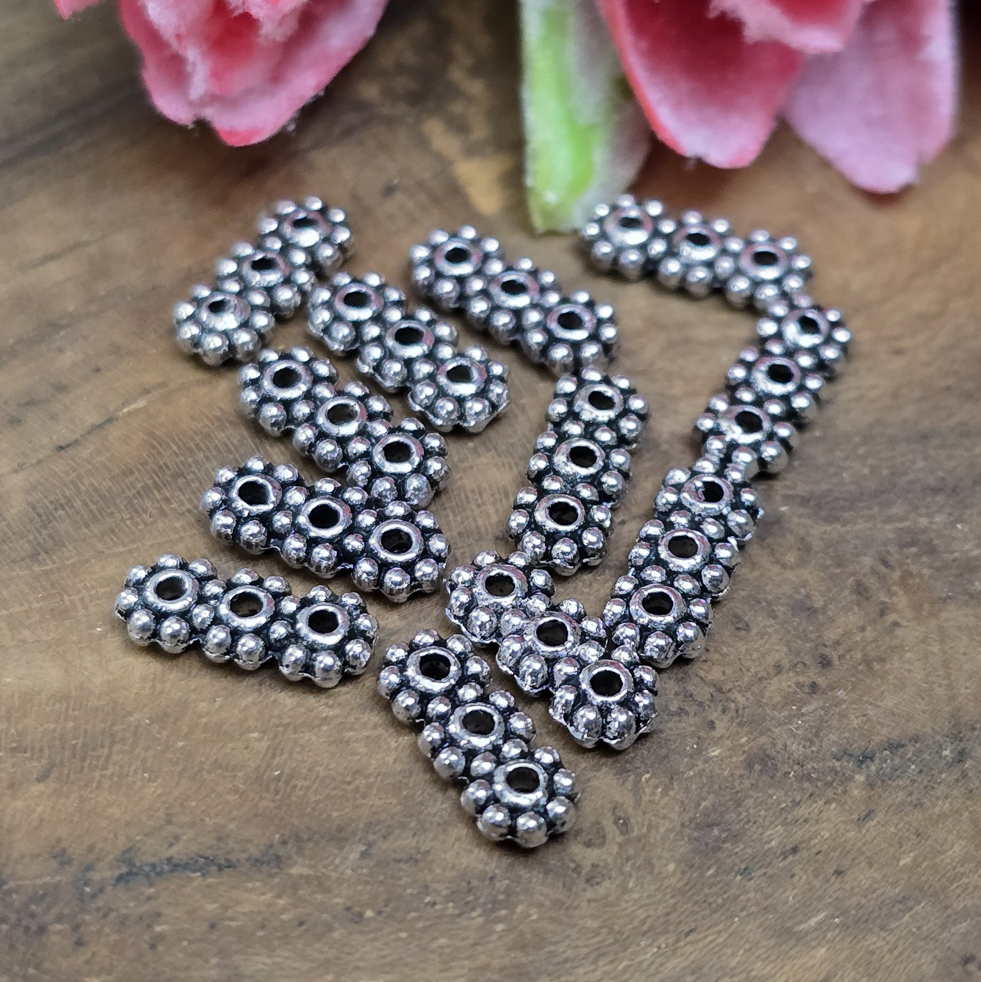 20 Stück 3-Loch-Spacer – Antiksilberfarben, Multistrang-Abstandhalter in Blumenform

Diese eleganten Trennstege sind ideal für die Gestaltung von Armbändern, Kropfbändern und anderen Schmuckstücken mit 3 Strängen. Sie halten die einzelnen Stränge sauber voneinander getrennt und verhindern ein Verheddern oder Verrutschen.