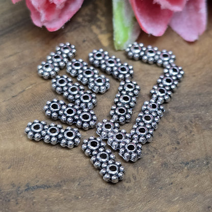 20 Stück 3-Loch-Spacer – Antiksilberfarben, Multistrang-Abstandhalter in Blumenform

Diese eleganten Trennstege sind ideal für die Gestaltung von Armbändern, Kropfbändern und anderen Schmuckstücken mit 3 Strängen. Sie halten die einzelnen Stränge sauber voneinander getrennt und verhindern ein Verheddern oder Verrutschen.
