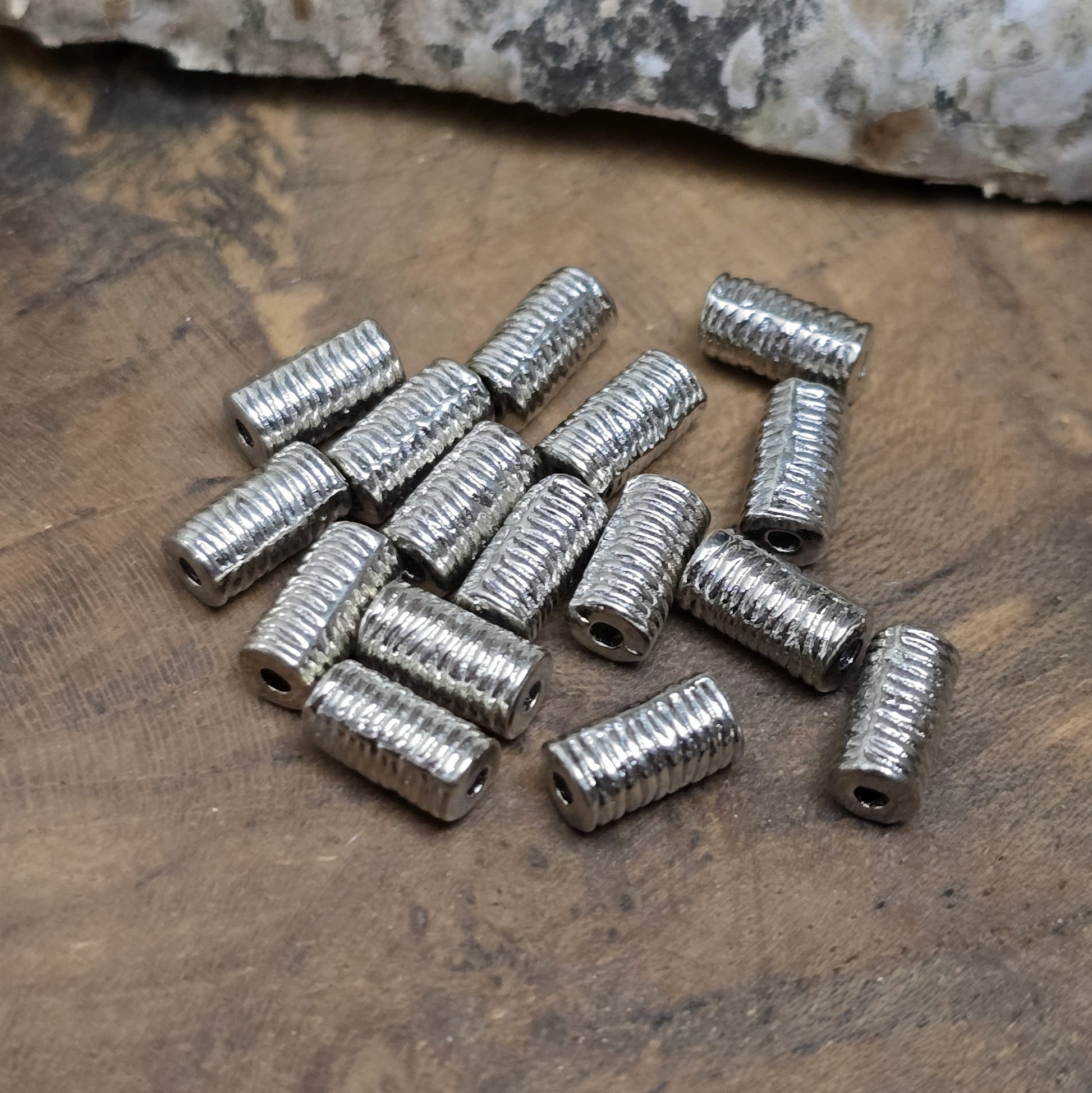 16 Metallperlen in Walzenform – Antiksilberfarben, mit feiner Struktur, 7 mm

Diese kleinen, länglich-runden Metallperlen mit antikem Finish verleihen deinen Schmuckprojekten eine elegante und vielseitige Note. Perfekt geeignet als Abstandhalter oder dezente Akzente, sorgen sie für das gewisse Etwas in deinen Kreationen.