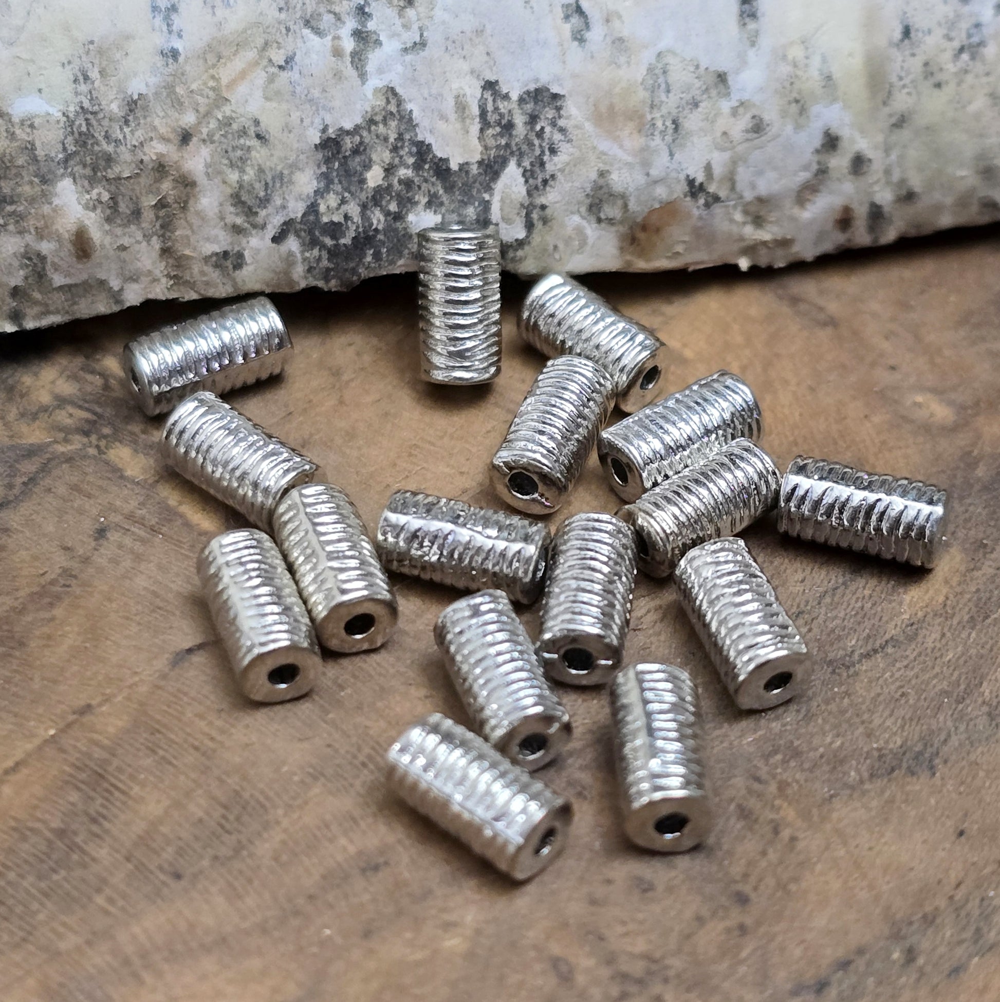 16 Metallperlen in Walzenform – Antiksilberfarben, mit feiner Struktur, 7 mm

Diese kleinen, länglich-runden Metallperlen mit antikem Finish verleihen deinen Schmuckprojekten eine elegante und vielseitige Note. Perfekt geeignet als Abstandhalter oder dezente Akzente, sorgen sie für das gewisse Etwas in deinen Kreationen.