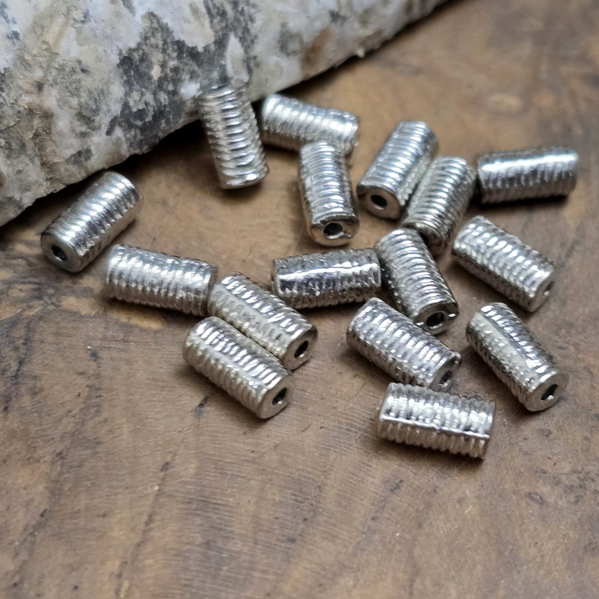 16 Metallperlen in Walzenform – Antiksilberfarben, mit feiner Struktur, 7 mm

Diese kleinen, länglich-runden Metallperlen mit antikem Finish verleihen deinen Schmuckprojekten eine elegante und vielseitige Note. Perfekt geeignet als Abstandhalter oder dezente Akzente, sorgen sie für das gewisse Etwas in deinen Kreationen.