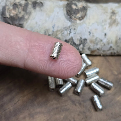 16 Metallperlen in Walzenform – Antiksilberfarben, mit feiner Struktur, 7 mm

Diese kleinen, länglich-runden Metallperlen mit antikem Finish verleihen deinen Schmuckprojekten eine elegante und vielseitige Note. Perfekt geeignet als Abstandhalter oder dezente Akzente, sorgen sie für das gewisse Etwas in deinen Kreationen.