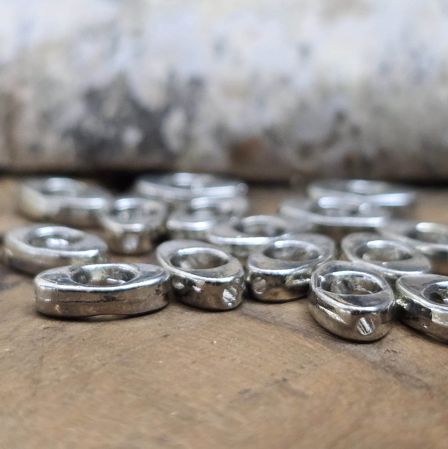 16 schöne ovale Metallperlen in Antiksilber, Augenform, 10mm. Die Perlen haben einen runden Ausschnitt in der Mitte und ein längs verlaufendes Fädelloch. Sie eignen sich hervorragend als Abstandhalter oder für dezente Akzente in Armbändern, Ketten und Ohrschmuck. Menge: 16 Stück.