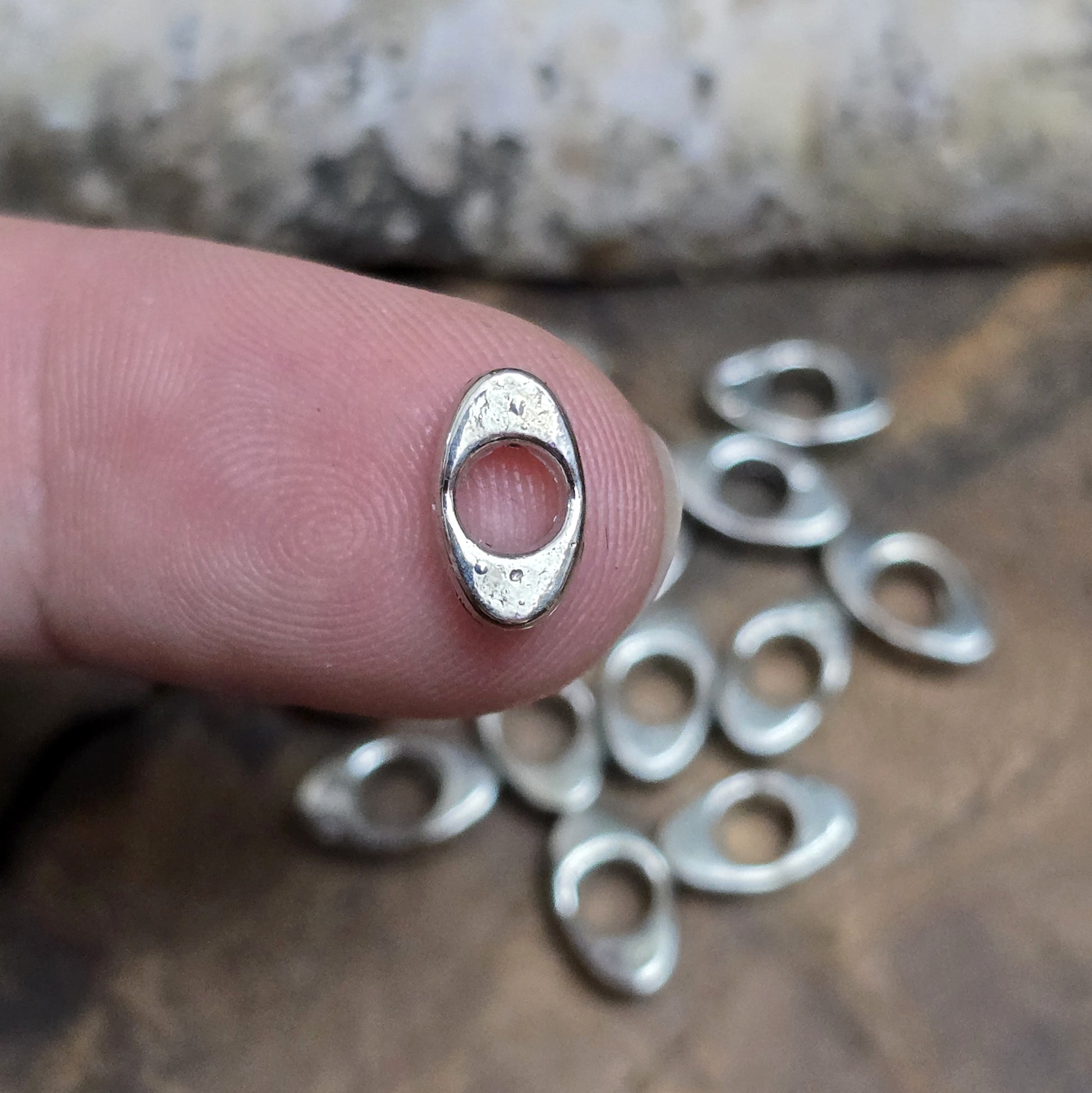 16 schöne ovale Metallperlen in Antiksilber, Augenform, 10mm. Die Perlen haben einen runden Ausschnitt in der Mitte und ein längs verlaufendes Fädelloch. Sie eignen sich hervorragend als Abstandhalter oder für dezente Akzente in Armbändern, Ketten und Ohrschmuck. Menge: 16 Stück.