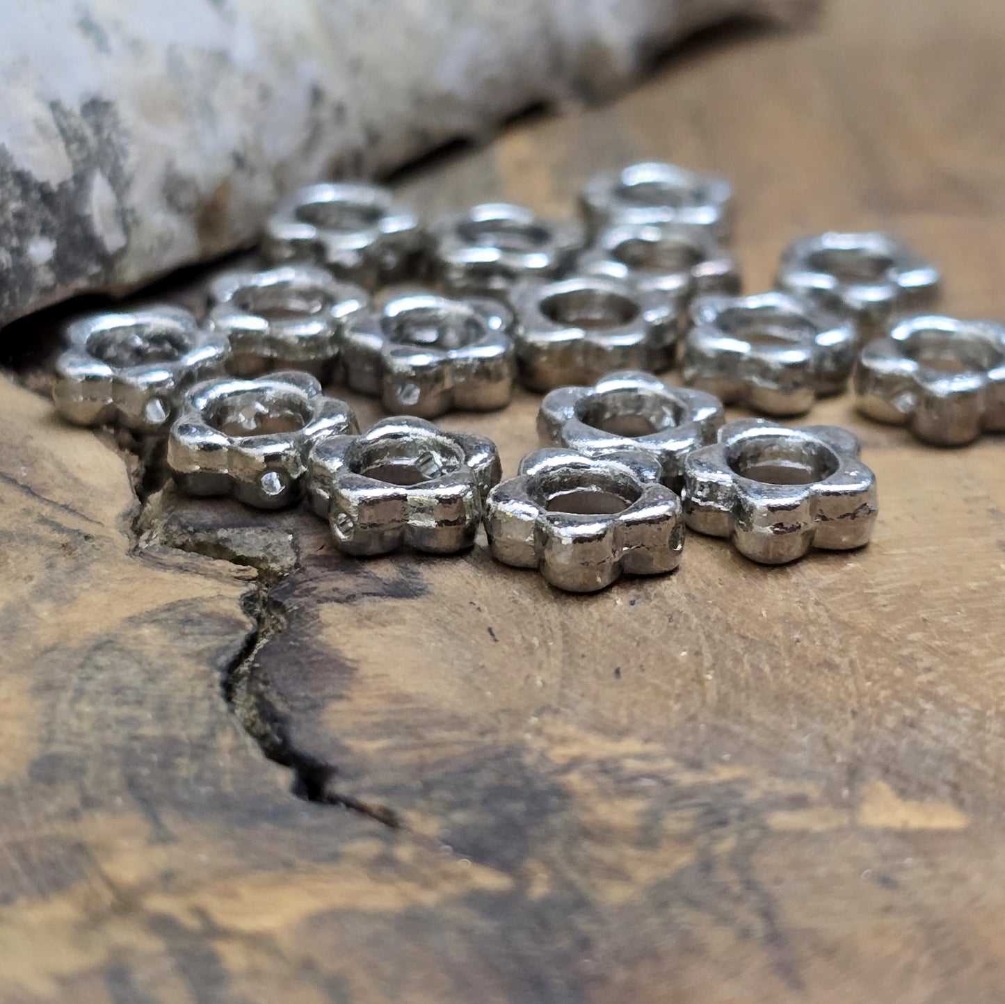 16 Metallperlen in Blumenform, Antiksilber, 8 mm. Jede Perle besticht durch ein filigranes Blumenmuster. Das längs verlaufende Fädelloch ermöglicht einfaches Aufreihen. Perfekt für Armbänder, Ketten oder andere kreative Schmuckideen. Set: 16 Stück.