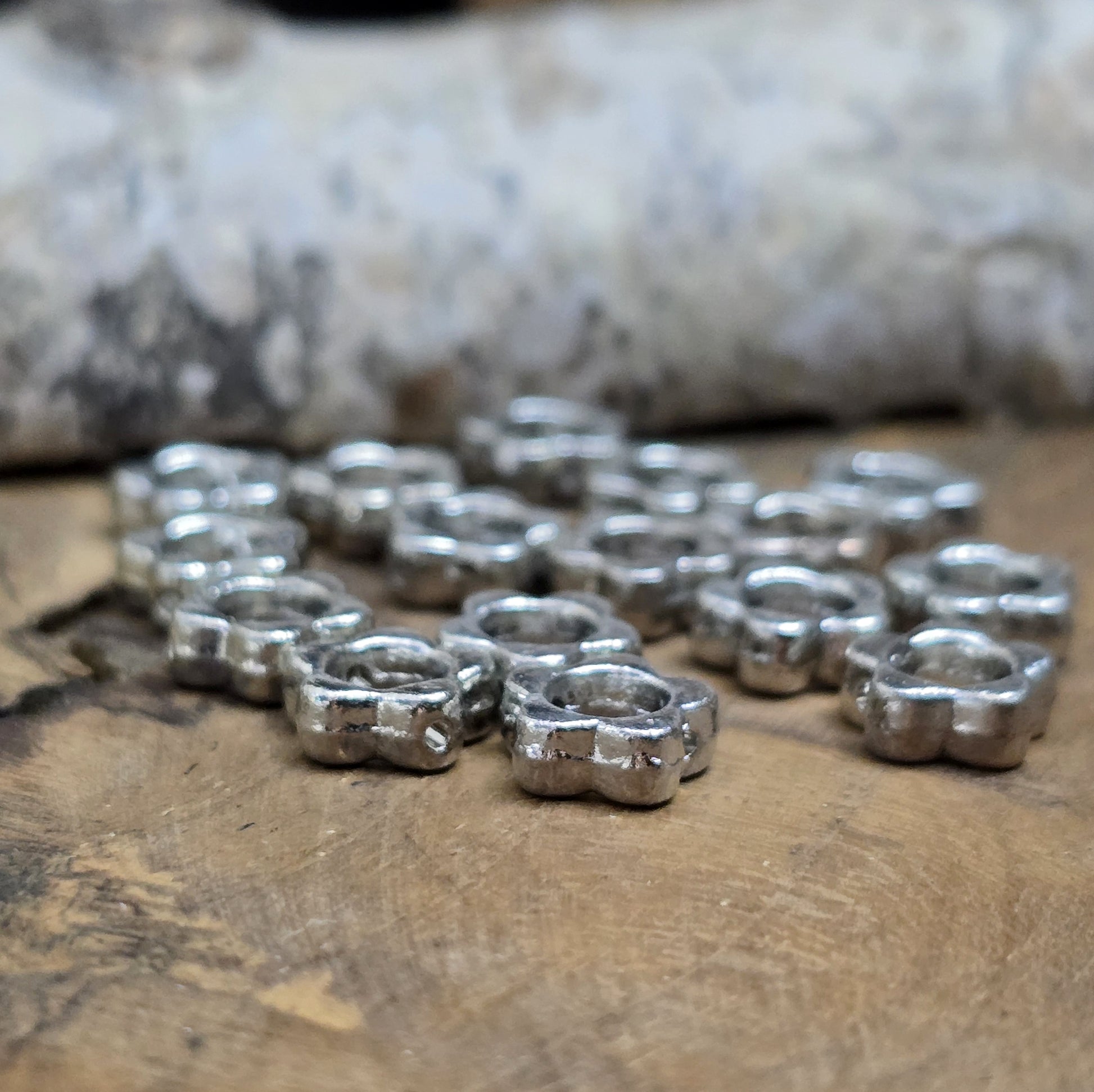 16 Metallperlen in Blumenform, Antiksilber, 8 mm. Jede Perle besticht durch ein filigranes Blumenmuster. Das längs verlaufende Fädelloch ermöglicht einfaches Aufreihen. Perfekt für Armbänder, Ketten oder andere kreative Schmuckideen. Set: 16 Stück.