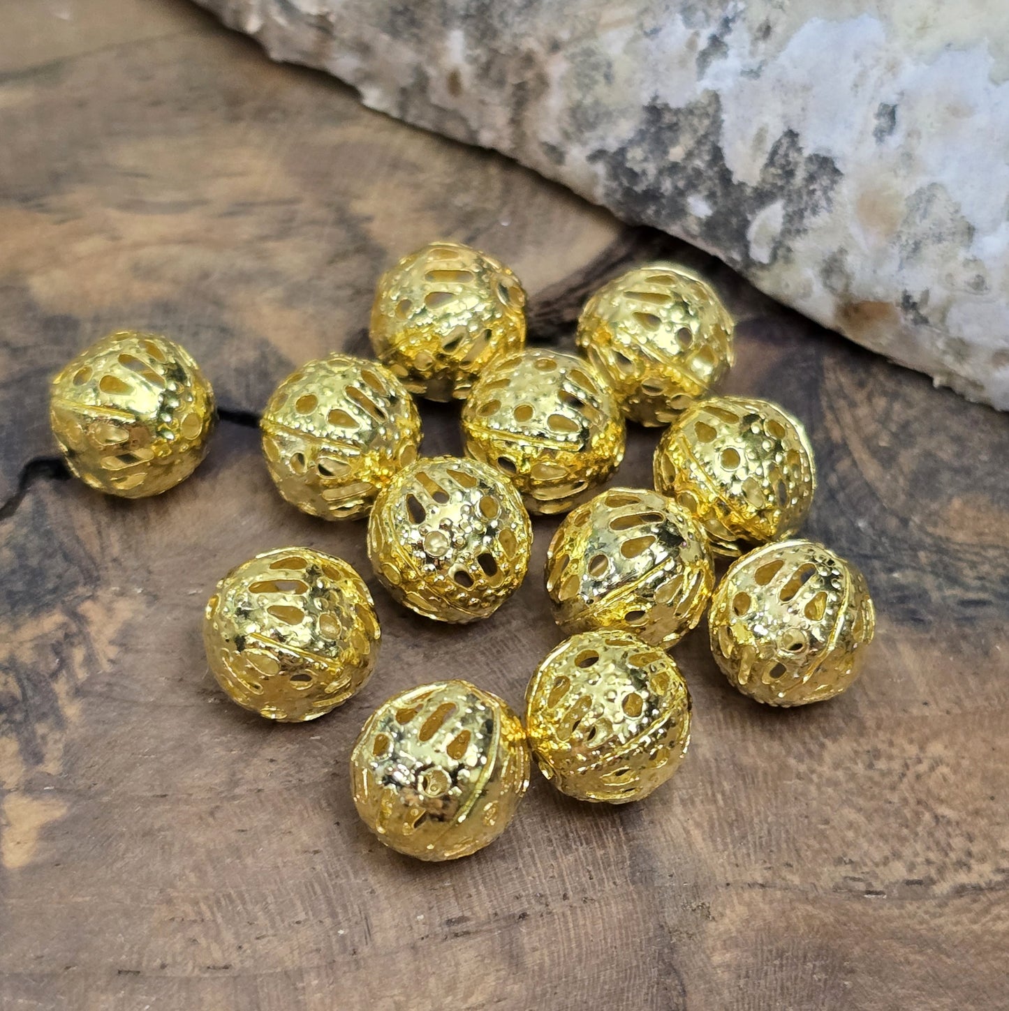Diese leichten, filigranen Metallperlen sind perfekt für die Schmuckherstellung. Sie setzen schöne Farbakzente zwischen Glas- oder Edelsteinperlen, lockern das Design auf und verleihen deinem Schmuck eine elegante Leichtigkeit.
