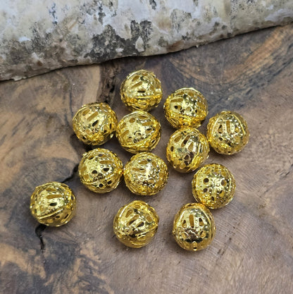 Diese leichten, filigranen Metallperlen sind perfekt für die Schmuckherstellung. Sie setzen schöne Farbakzente zwischen Glas- oder Edelsteinperlen, lockern das Design auf und verleihen deinem Schmuck eine elegante Leichtigkeit.