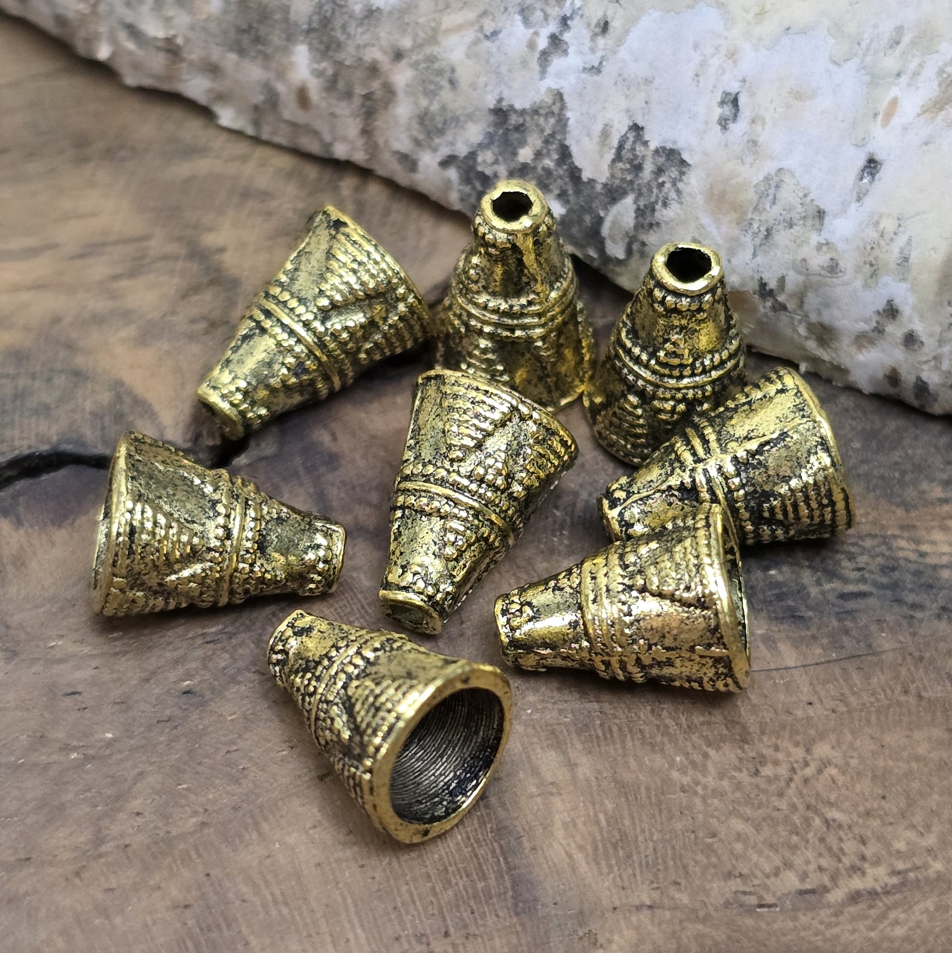 4 konische Kappen aus Metall, Ethnodesign, 11x8mm, antik goldfarbig

Diese konischen Kappen aus Metall bieten einen stilvollen Abschluss für Perlen, Ketten oder Armbänder. Sie sind auch ideal, um Perlen vor dem Anstoßen zu schützen und verleihen deinem Schmuck oder Accessoire eine geheimnisvolle Note.