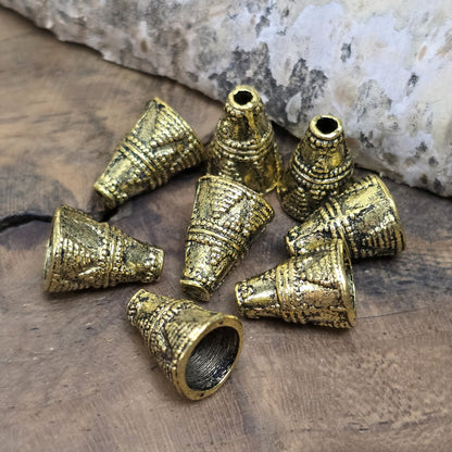 4 konische Kappen aus Metall, Ethnodesign, 11x8mm, antik goldfarbig

Diese konischen Kappen aus Metall bieten einen stilvollen Abschluss für Perlen, Ketten oder Armbänder. Sie sind auch ideal, um Perlen vor dem Anstoßen zu schützen und verleihen deinem Schmuck oder Accessoire eine geheimnisvolle Note.