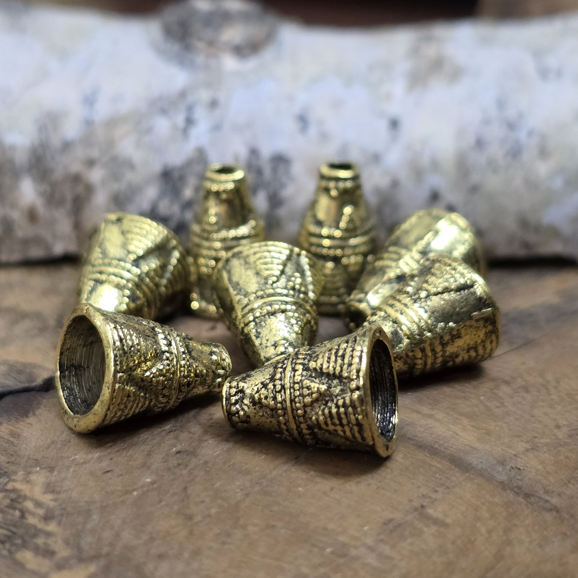 4 konische Kappen aus Metall, Ethnodesign, 11x8mm, antik goldfarbig

Diese konischen Kappen aus Metall bieten einen stilvollen Abschluss für Perlen, Ketten oder Armbänder. Sie sind auch ideal, um Perlen vor dem Anstoßen zu schützen und verleihen deinem Schmuck oder Accessoire eine geheimnisvolle Note.