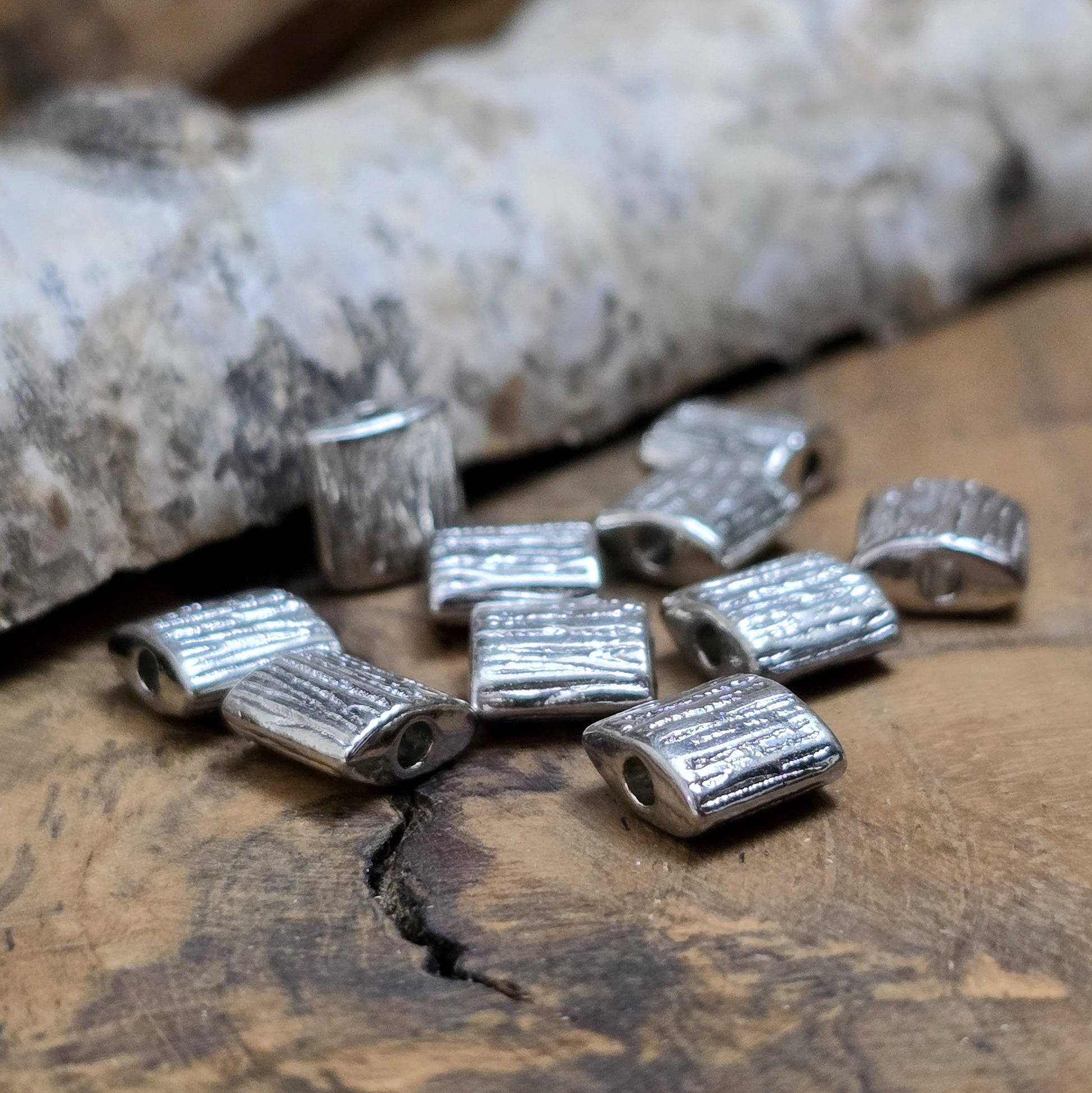 10 antiksilberfarbene Metallperlen in Kissenform, 8 x 8 mm, mit strukturierter Oberfläche. Ideal für Schmuckdesigns wie Ketten, Armbänder oder kreative Dekorationen. Sie setzen stilvolle Akzente in jedem Projekt.