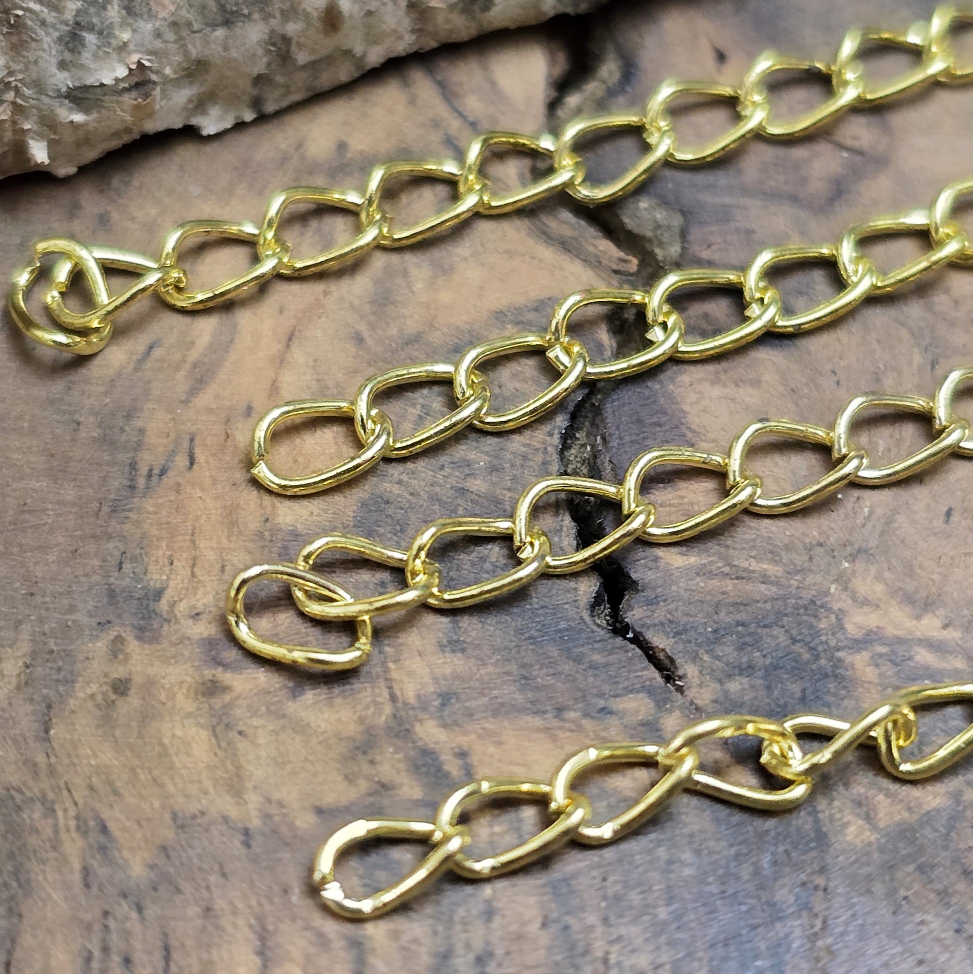 10 goldfarbene Verlängerungsketten, jeweils 7 cm lang, mit Gliedern von 3,5 x 5 mm. Ideal, um Schmuckstücke wie Ketten oder Armbänder zu verlängern und anzupassen. Einfach zu verwenden, um deine Designs zu individualisieren.