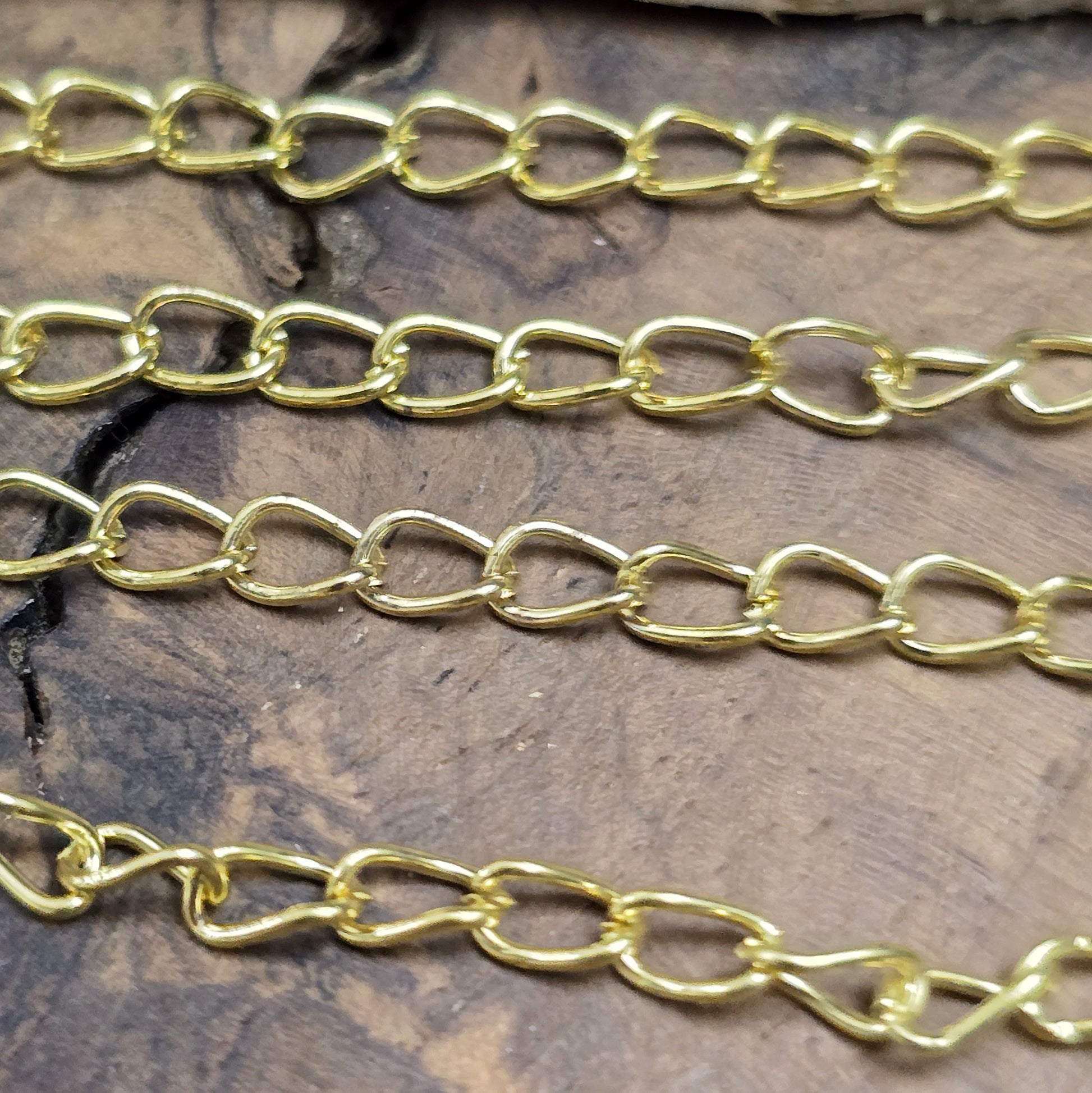 10 goldfarbene Verlängerungsketten, jeweils 7 cm lang, mit Gliedern von 3,5 x 5 mm. Ideal, um Schmuckstücke wie Ketten oder Armbänder zu verlängern und anzupassen. Einfach zu verwenden, um deine Designs zu individualisieren.