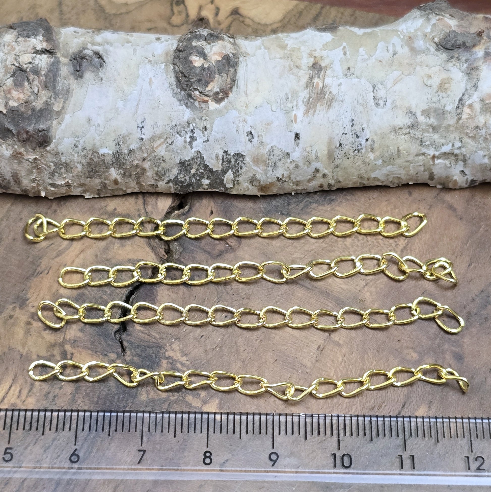 10 goldfarbene Verlängerungsketten, jeweils 7 cm lang, mit Gliedern von 3,5 x 5 mm. Ideal, um Schmuckstücke wie Ketten oder Armbänder zu verlängern und anzupassen. Einfach zu verwenden, um deine Designs zu individualisieren.