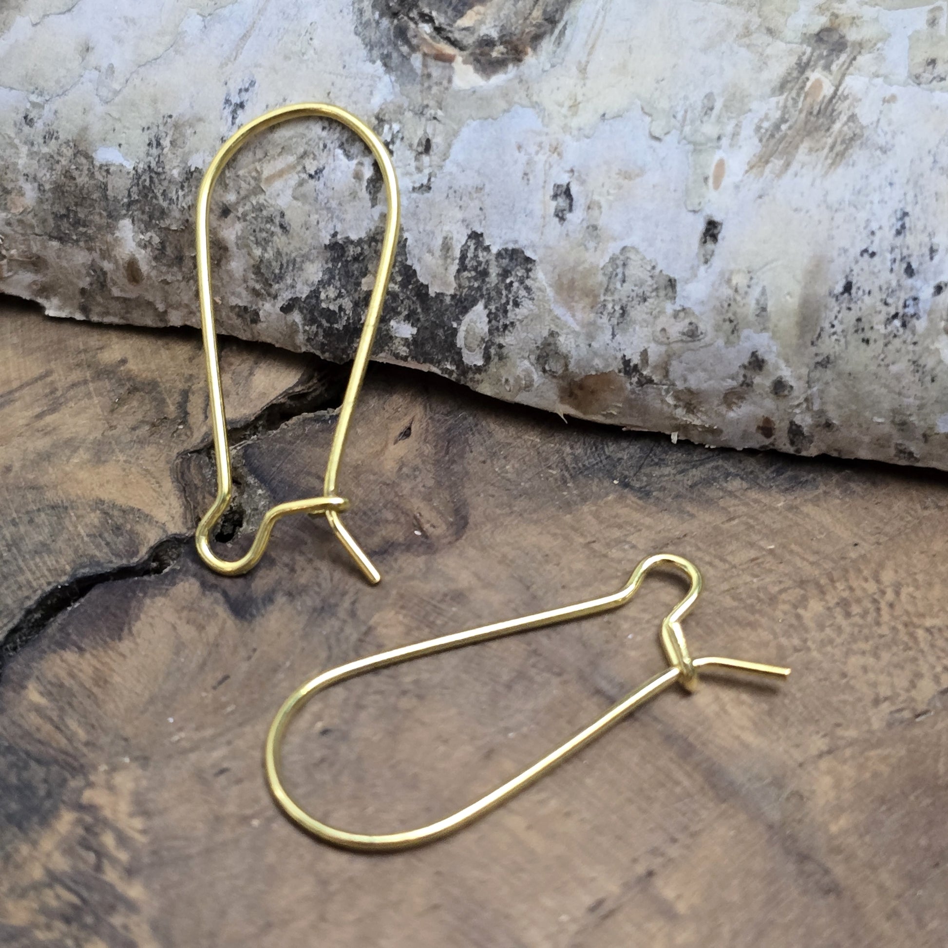 5 Paar vergoldete Kidney-Ohrhaken, 25 x 11 mm. Die Ohrhaken haben eine nierenartige Form und ermöglichen einfaches Einhängen von Anhängern oder Perlen. Ideal für die Herstellung von Ohrringen. 