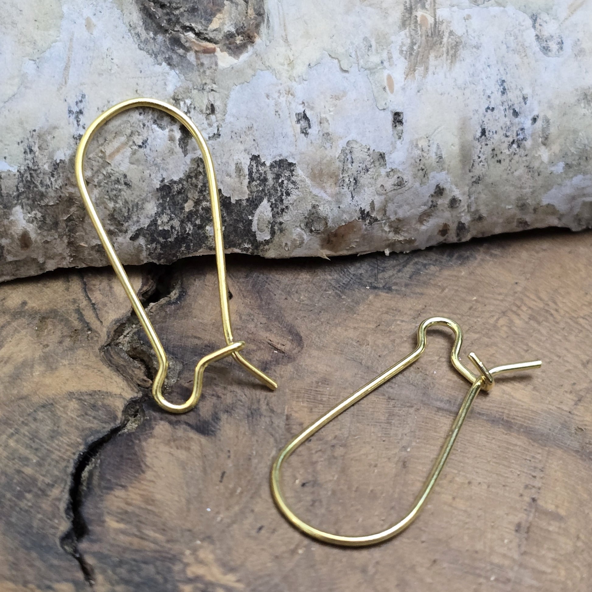 5 Paar vergoldete Kidney-Ohrhaken, 25 x 11 mm. Die Ohrhaken haben eine nierenartige Form und ermöglichen einfaches Einhängen von Anhängern oder Perlen. Ideal für die Herstellung von Ohrringen. 