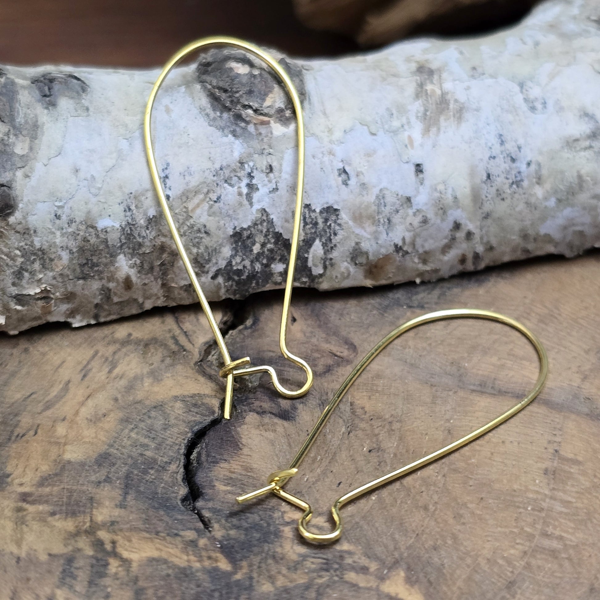 5 Paar vergoldete Kidney-Ohrhaken, 38 x 16 mm. Die Ohrhaken haben eine nierenartige Form und ermöglichen einfaches Einhängen von Anhängern oder Perlen. Ideal für die Herstellung von Ohrringen. 