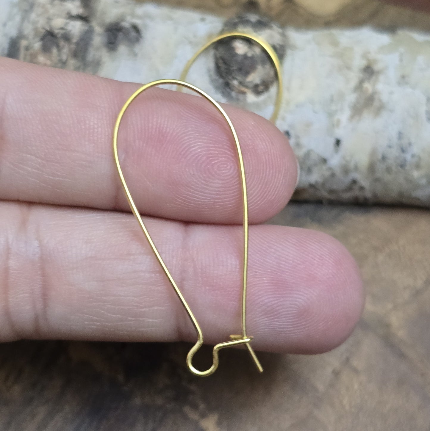 5 Paar vergoldete Kidney-Ohrhaken, 38 x 16 mm. Die Ohrhaken haben eine nierenartige Form und ermöglichen einfaches Einhängen von Anhängern oder Perlen. Ideal für die Herstellung von Ohrringen. 