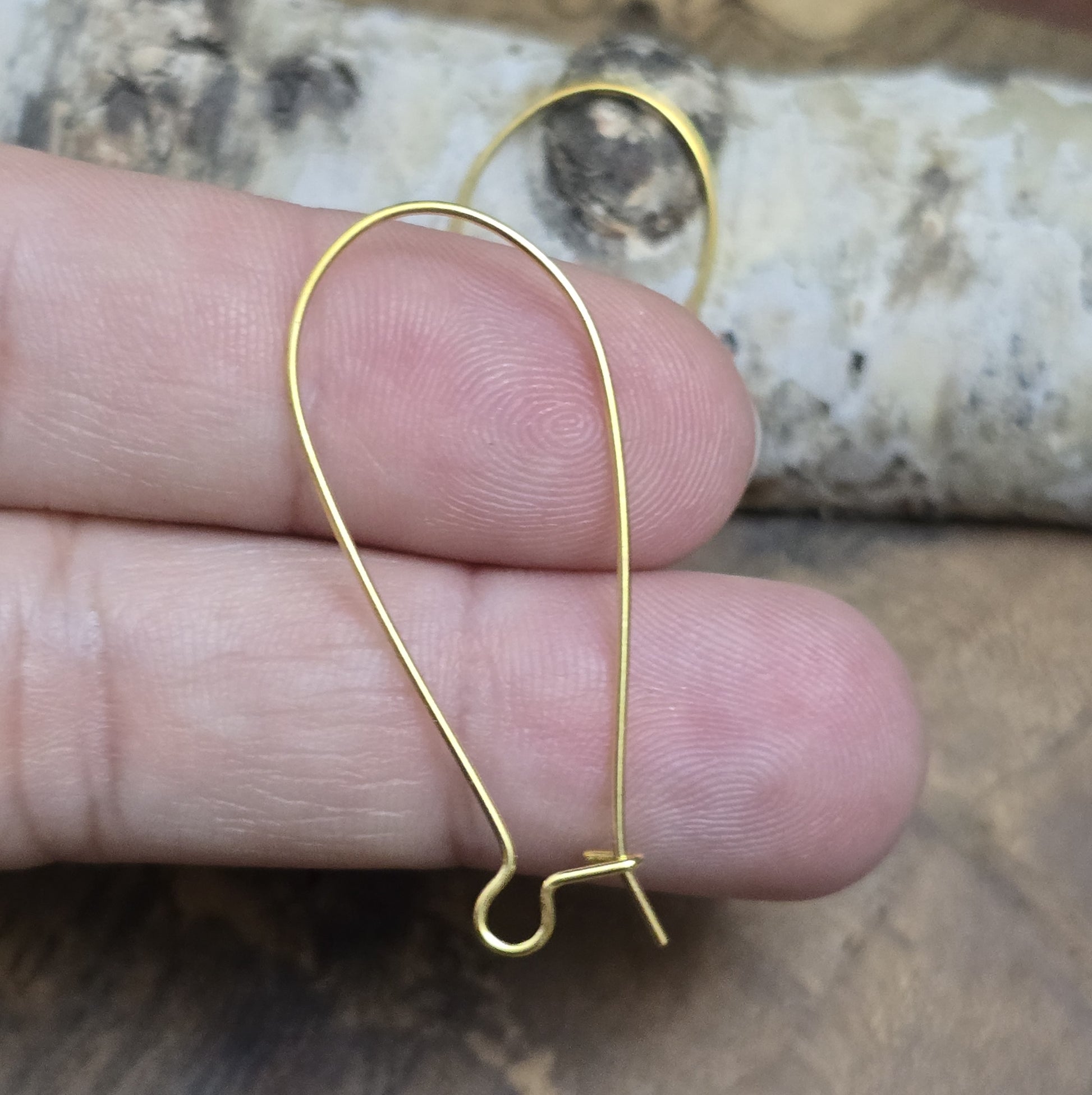 5 Paar vergoldete Kidney-Ohrhaken, 38 x 16 mm. Die Ohrhaken haben eine nierenartige Form und ermöglichen einfaches Einhängen von Anhängern oder Perlen. Ideal für die Herstellung von Ohrringen. 