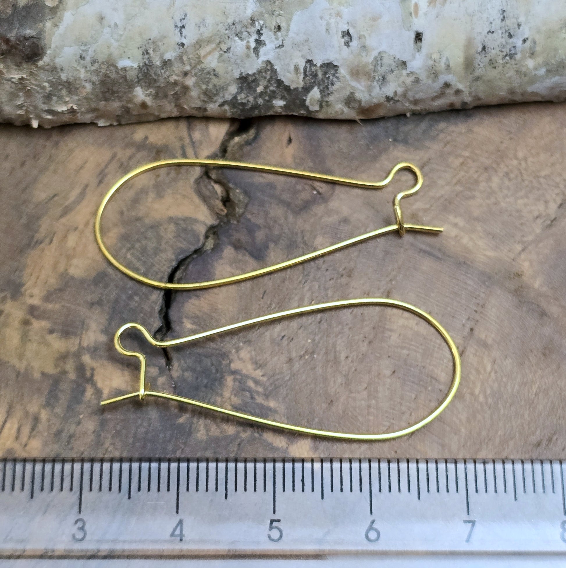 5 Paar vergoldete Kidney-Ohrhaken, 38 x 16 mm. Die Ohrhaken haben eine nierenartige Form und ermöglichen einfaches Einhängen von Anhängern oder Perlen. Ideal für die Herstellung von Ohrringen. 