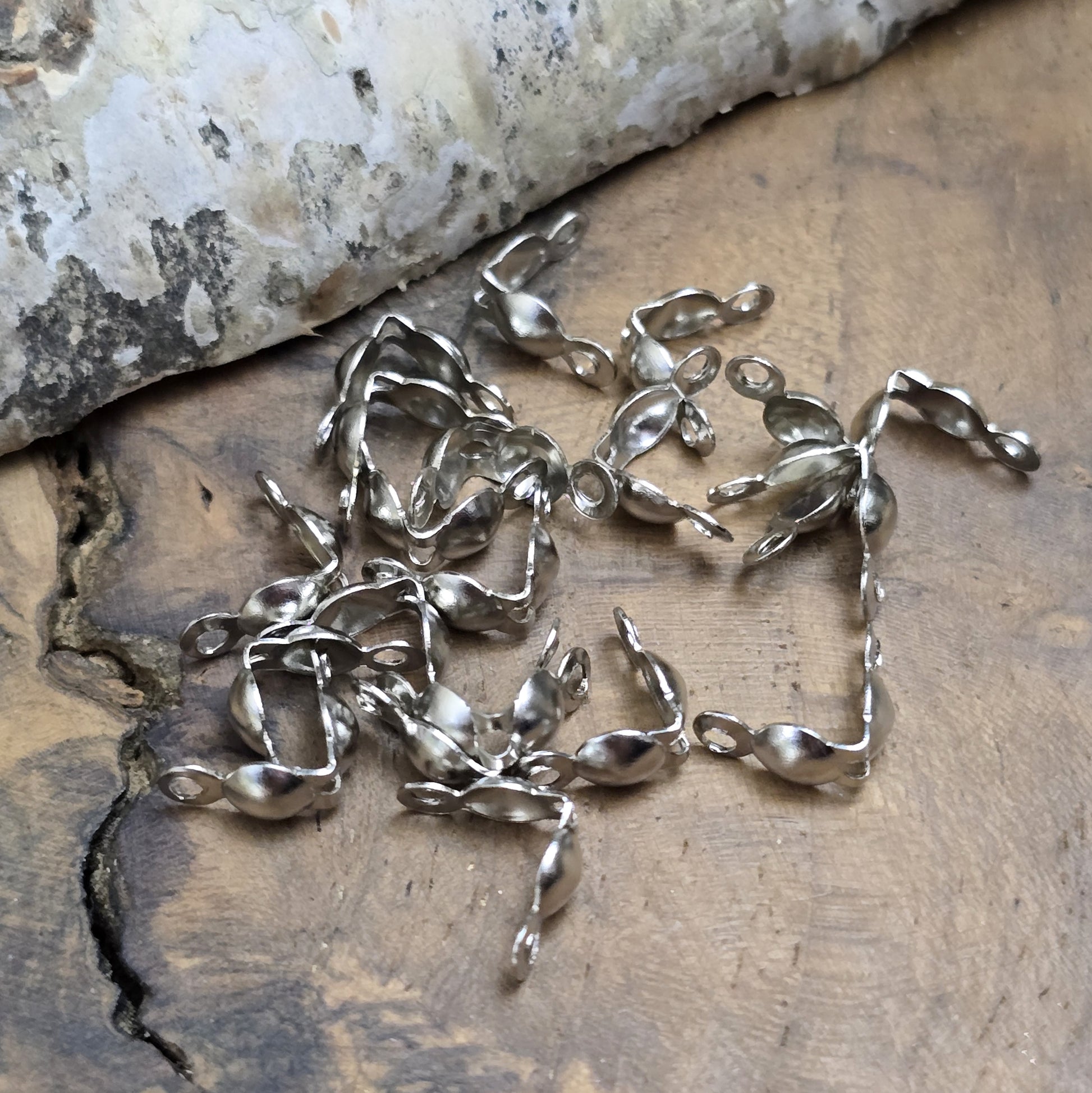 Quetschkalotten, Kugelkalotten, rhodiumfarbig Größe: 4 x 8 mm. Ideal, um Perlen oder Schmucksteine an Drähten zu fixieren. Perfekt für Armbänder, Ketten und Ohrringe
