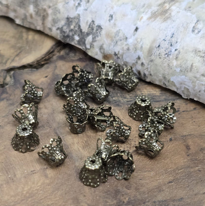 20 filigrane Perlenkappen - Körbchen antik bronzefarbig - ca. 6 x 5 mm

Die Perlenkappen bieten zahlreiche kreative Anwendungsmöglichkeiten in der Schmuckherstellung. 
