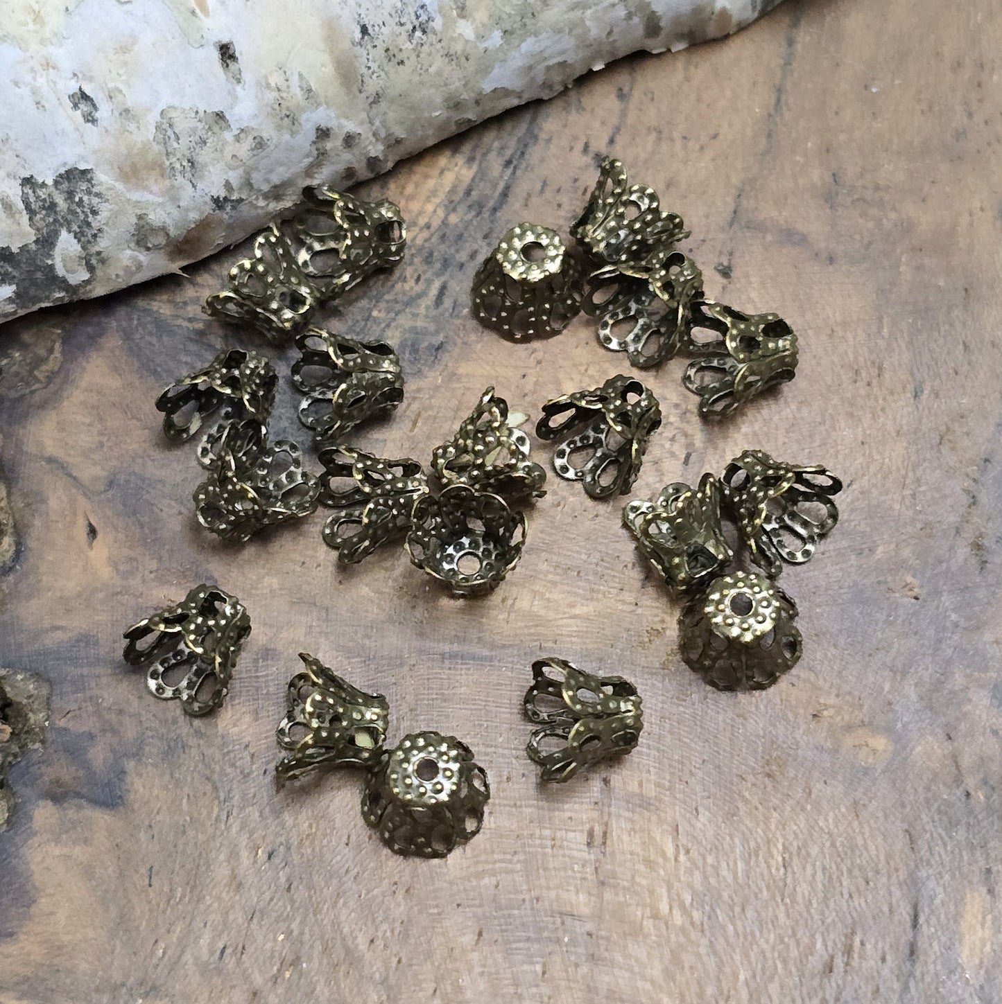 20 filigrane Perlenkappen - Körbchen antik bronzefarbig - ca. 6 x 5 mm

Die Perlenkappen bieten zahlreiche kreative Anwendungsmöglichkeiten in der Schmuckherstellung. 
