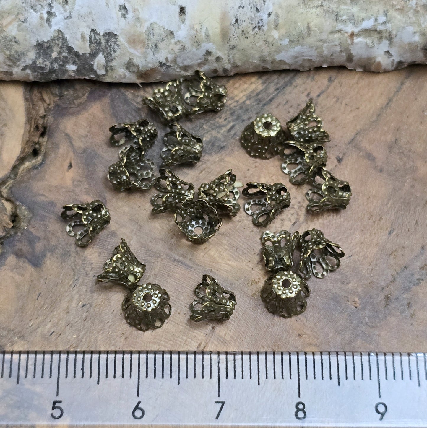 20 filigrane Perlenkappen - Körbchen antik bronzefarbig - ca. 6 x 5 mm

Die Perlenkappen bieten zahlreiche kreative Anwendungsmöglichkeiten in der Schmuckherstellung. 