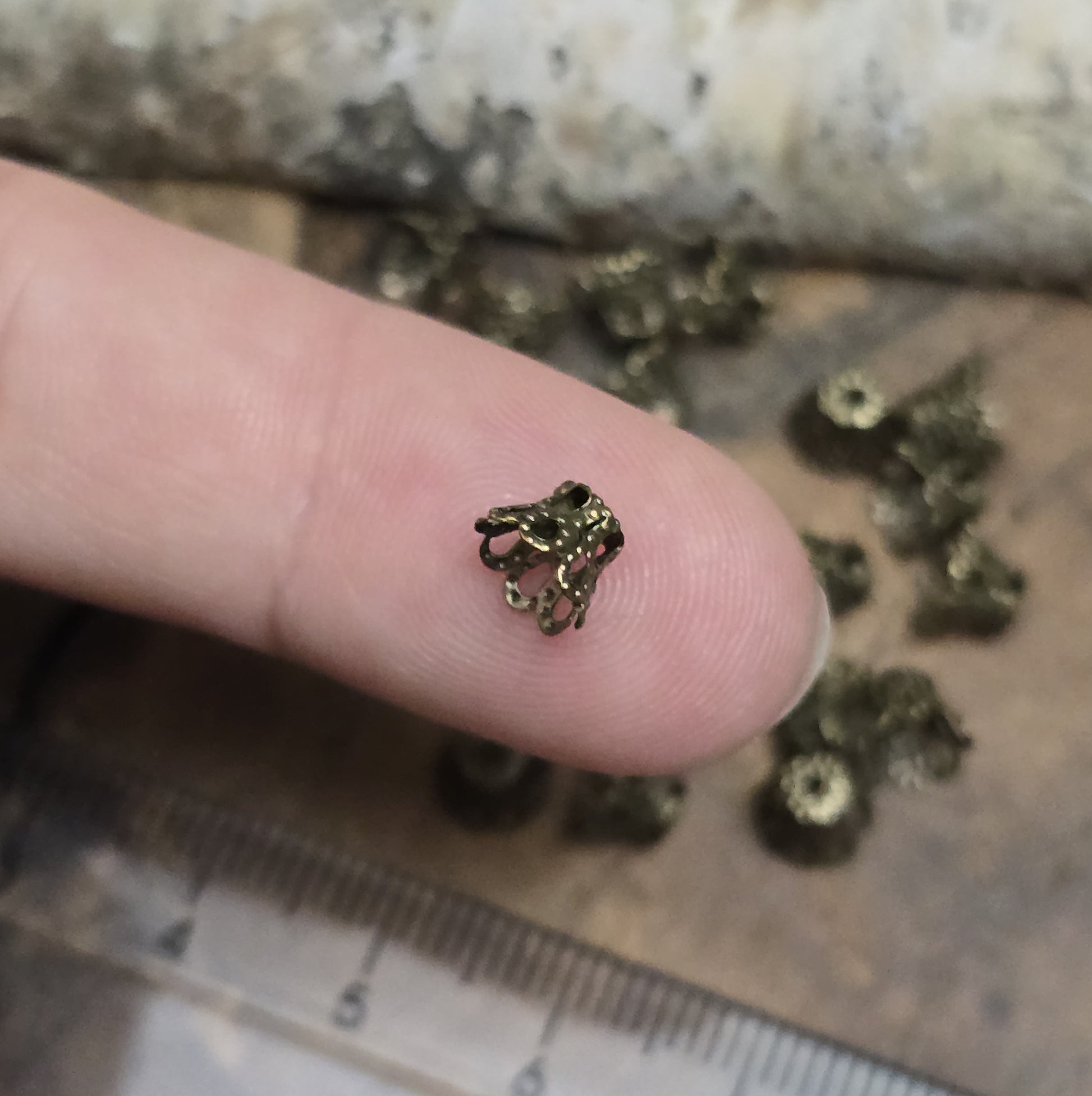 20 filigrane Perlenkappen - Körbchen antik bronzefarbig - ca. 6 x 5 mm

Die Perlenkappen bieten zahlreiche kreative Anwendungsmöglichkeiten in der Schmuckherstellung. 