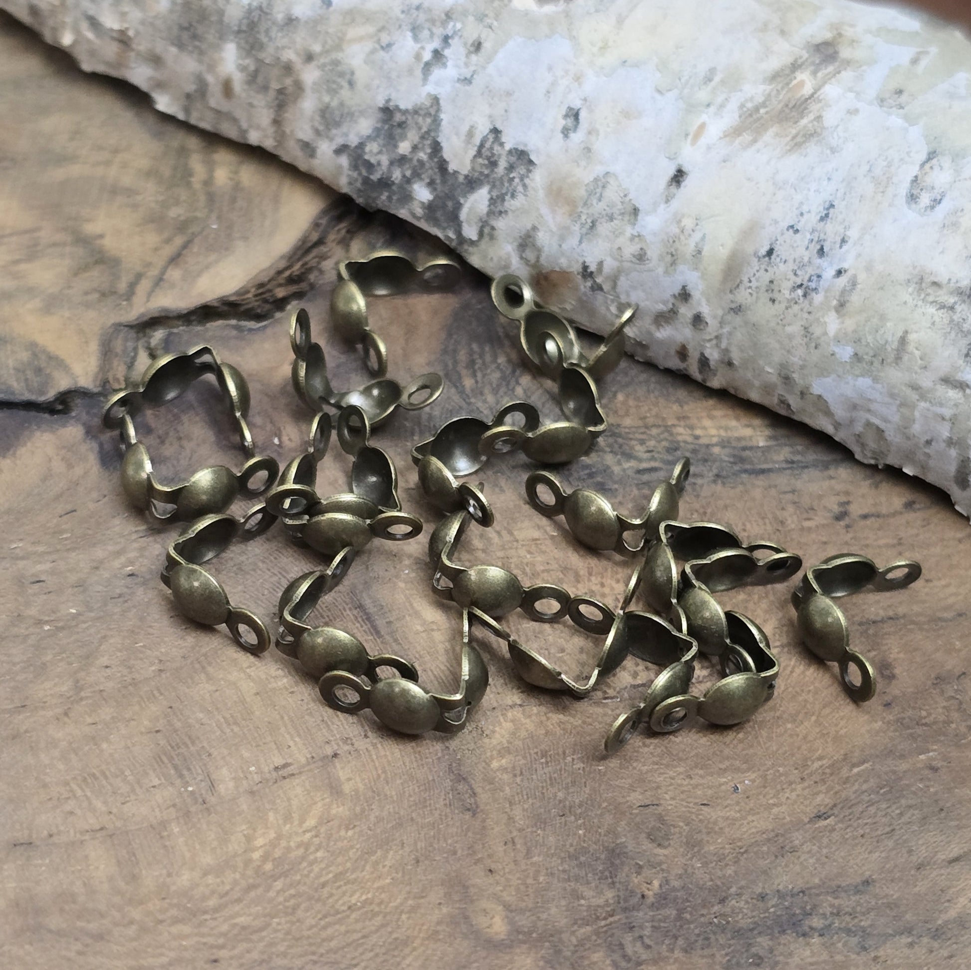 20 antik bronzefarbene Quetschkalotten, Kugelkalotten, Größe: 3,9 x 7,5 mm. Ideal, um Perlen oder Schmucksteine an Drähten zu fixieren. Perfekt für Armbänder, Ketten und Ohrringe.